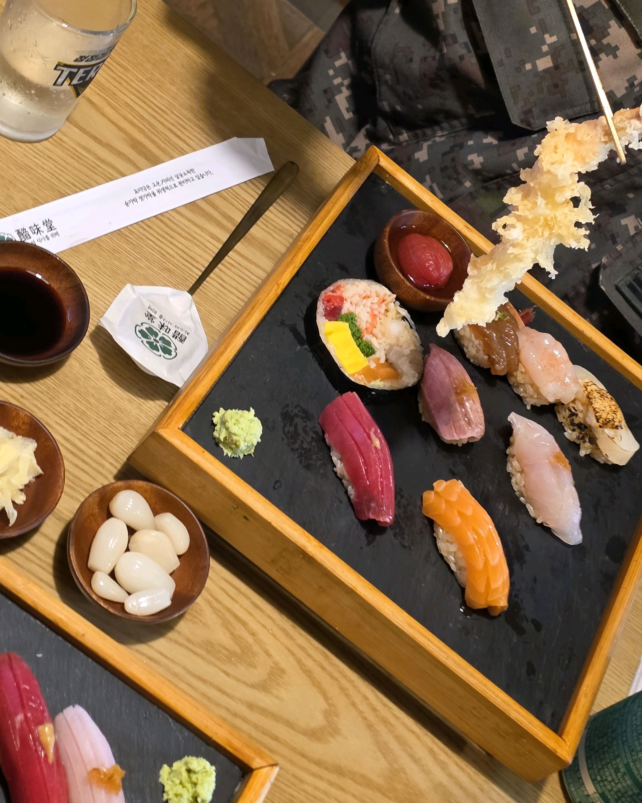 쉽게 접하기 어려운 초밥들이 있어서 좋고 덴뿌라도 맛있어요 분위기도 되게 좋아서 특별한 날