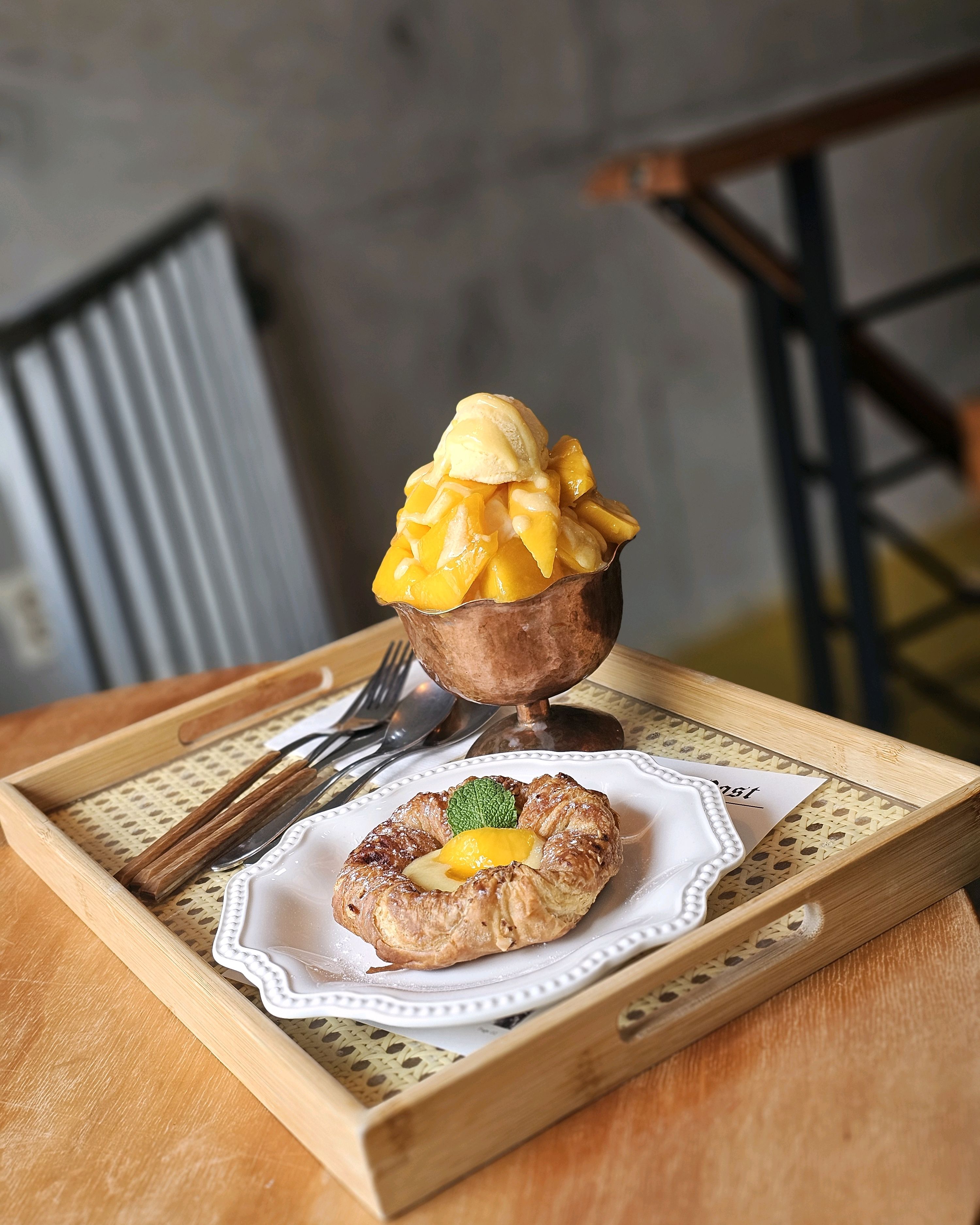 애플망고 달달하고 맛있어요! 같이 주문한 데니쉬 빵도 맛있고 인테리어도 멋있어서 여행중 만