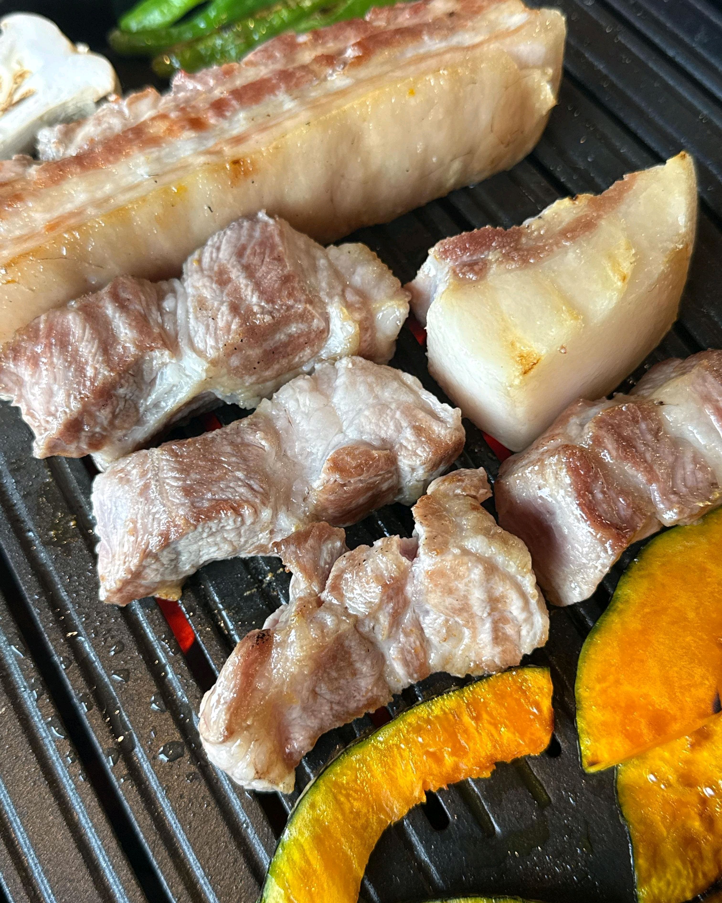 휴가 와서 친구들이랑 들렀는데, 오겹살 비주얼에 감탄하고 맛에 또 감탄했어요. - 제주 맛집 작산 애월흑돼지