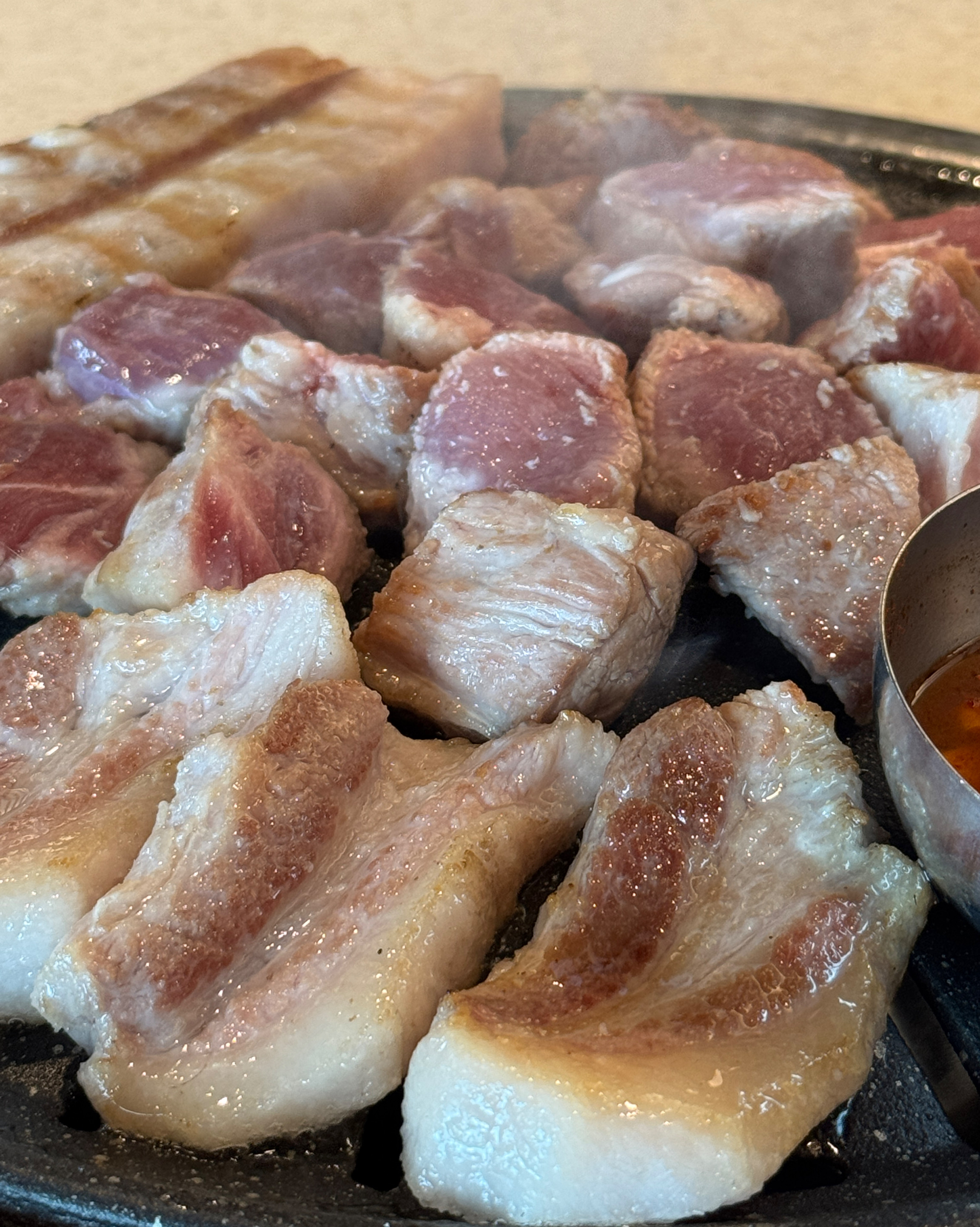 너무 맛있고 해안가 근처라 산책하고 먹기 너무 좋아요 직접 구워주십니다!! - 제주 맛집 고이정 애월흑돼지 보리짚불구이