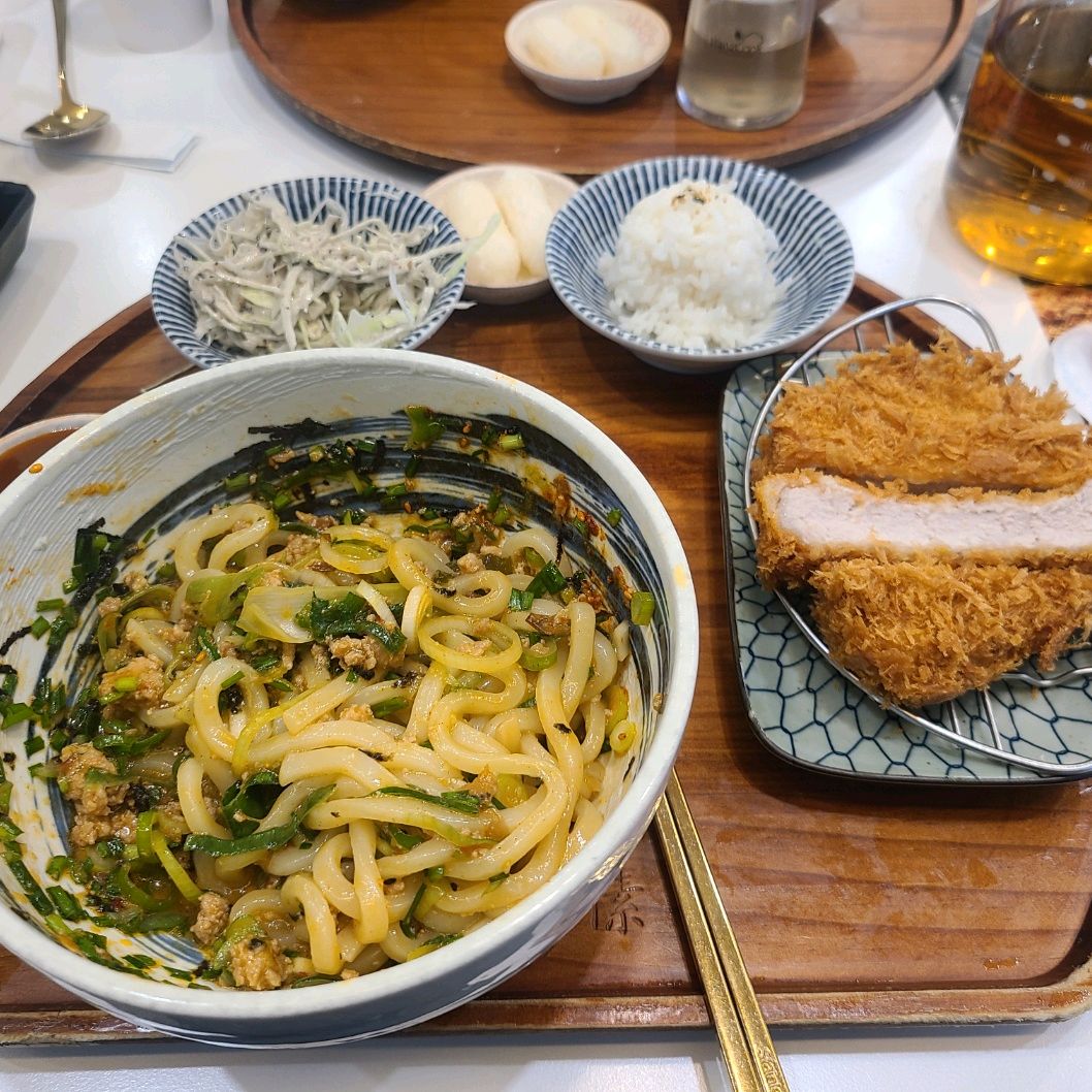 아이랑 가끔 와서 백소정 이용합니다. 돈까스도 맛있고 마제소바도 너무너무 맛있어요. 추천해