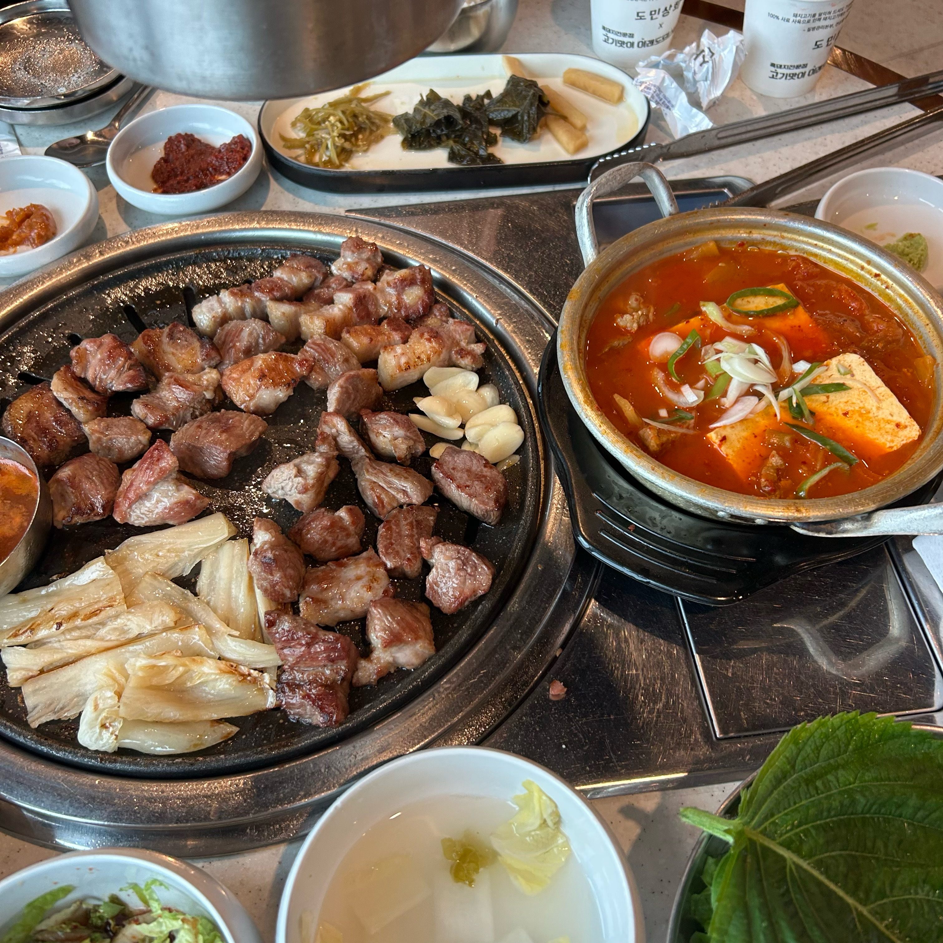 너무 맛있게 먹었어요! 고기도 직접 다 구워주시고 반찬들이랑 추가로 시킨 김치찌개도 정말