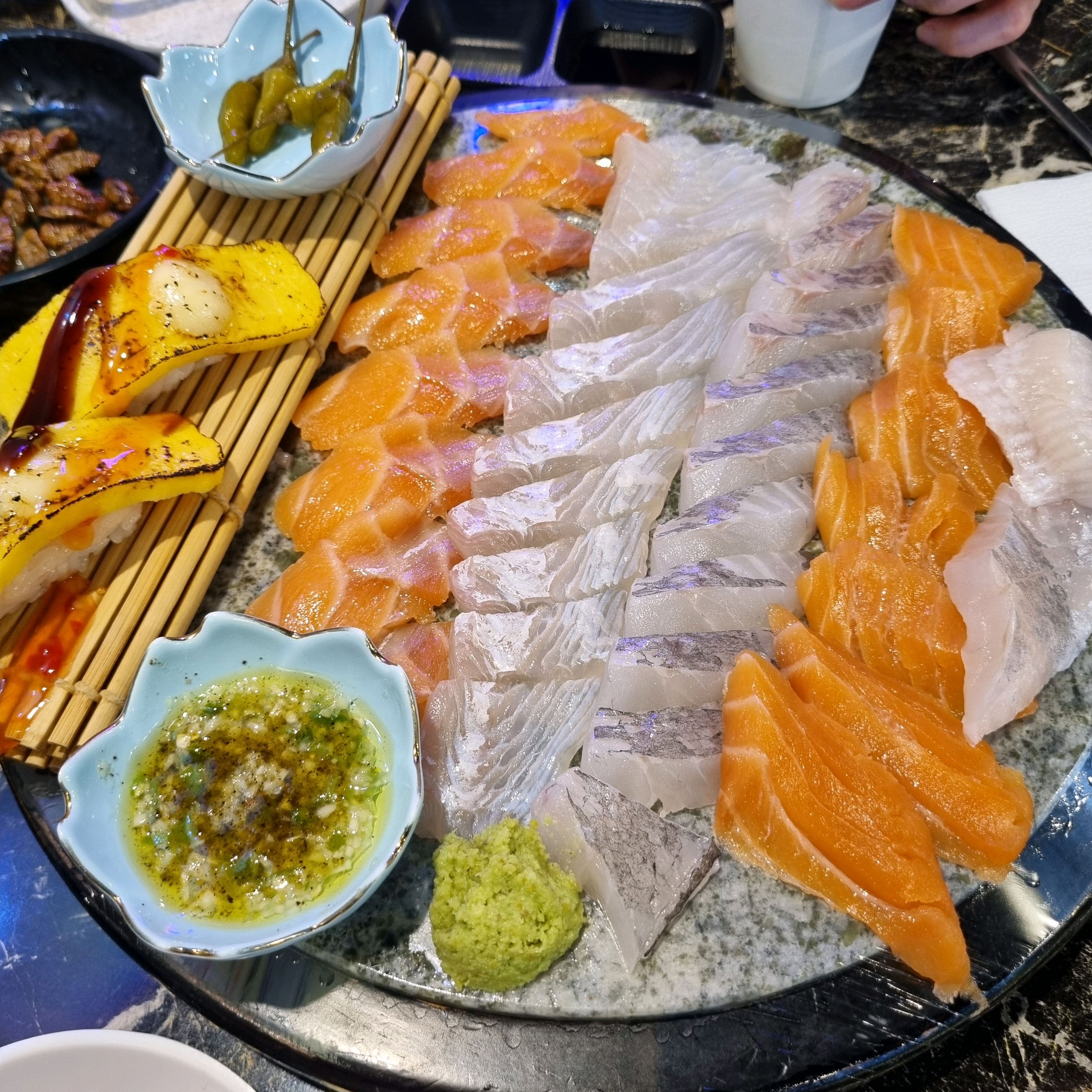 회가 쫄깃쫄깃 맛있고 밑반찬도 다양해서 좋아요! 매장도 청결하고 사장님도 친절하셔서 좋습니