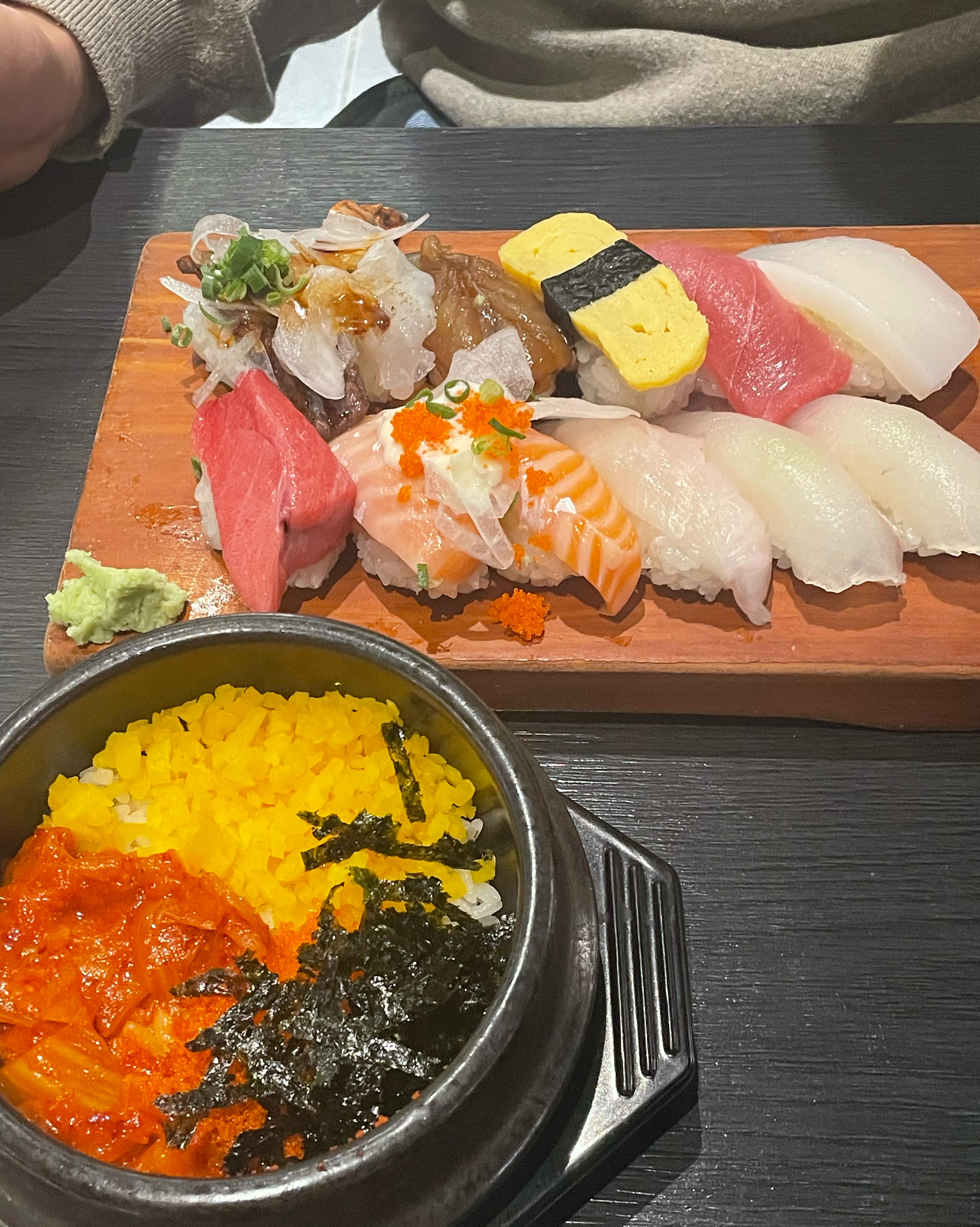 회도 싱싱하고 구성도 알차네요~!! 너무 잘 먹었습니다! 가끔연어비린곳도 있는데 여기는 안