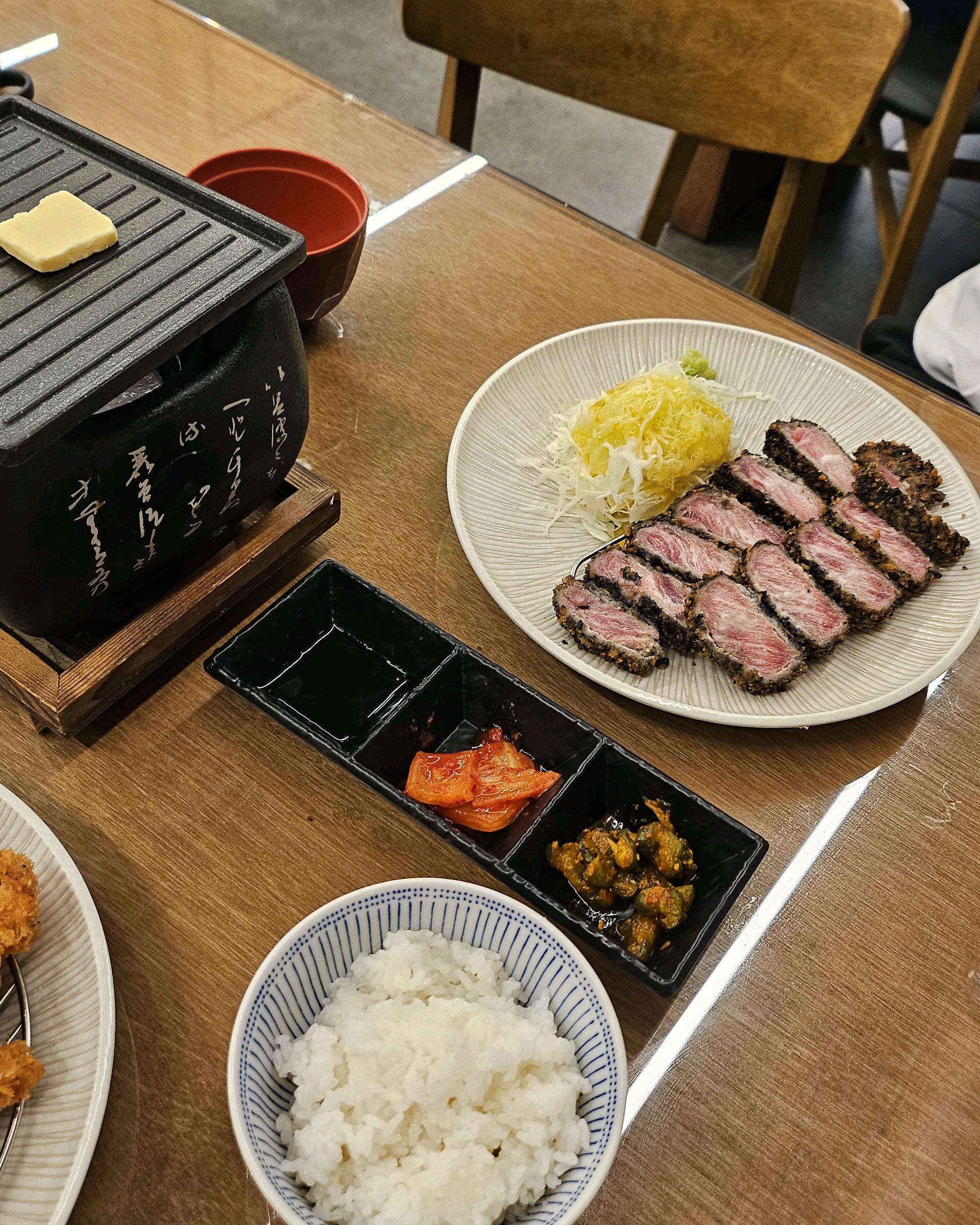 지난번에 친구랑 먹어보고 맛있어서 남편이랑 점심 먹으러 왔어요! 부드럽고 너무너무 맛있어요