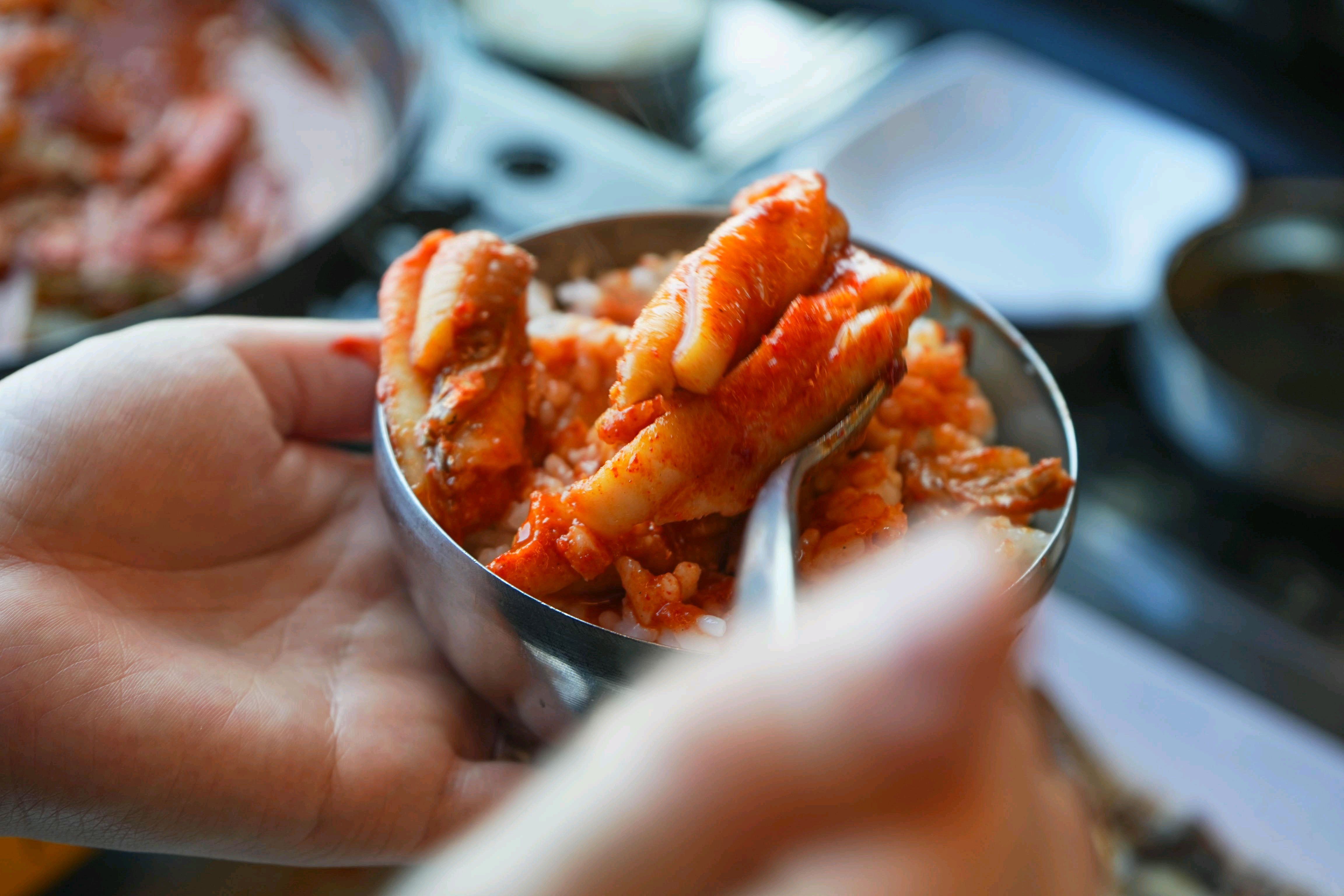 순살 갈치조림 살을 밥 위에 올려 한입 먹으면 감칠맛이 입안 가득 퍼져요. 양념도 잘 배어