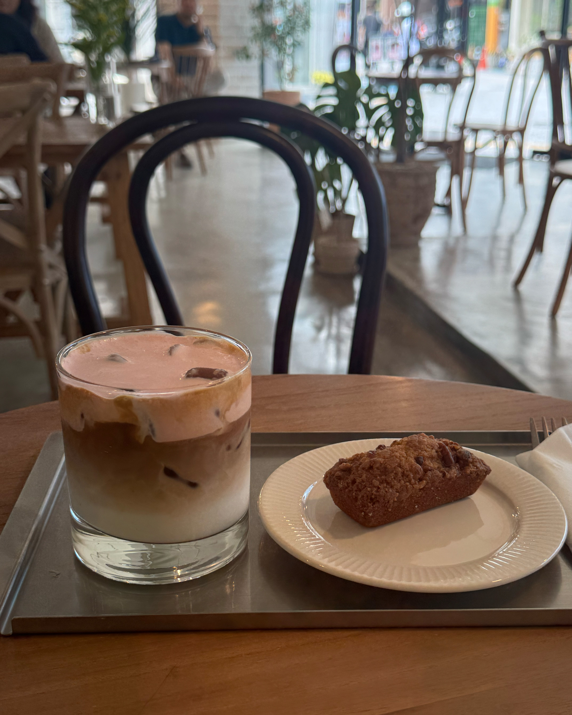 벚꽃크림라떼가 있길래 궁금해서 시켜봤는데 크림이 엄청 쫀쫀하고 대박 맛있어요!! 휘낭시에도