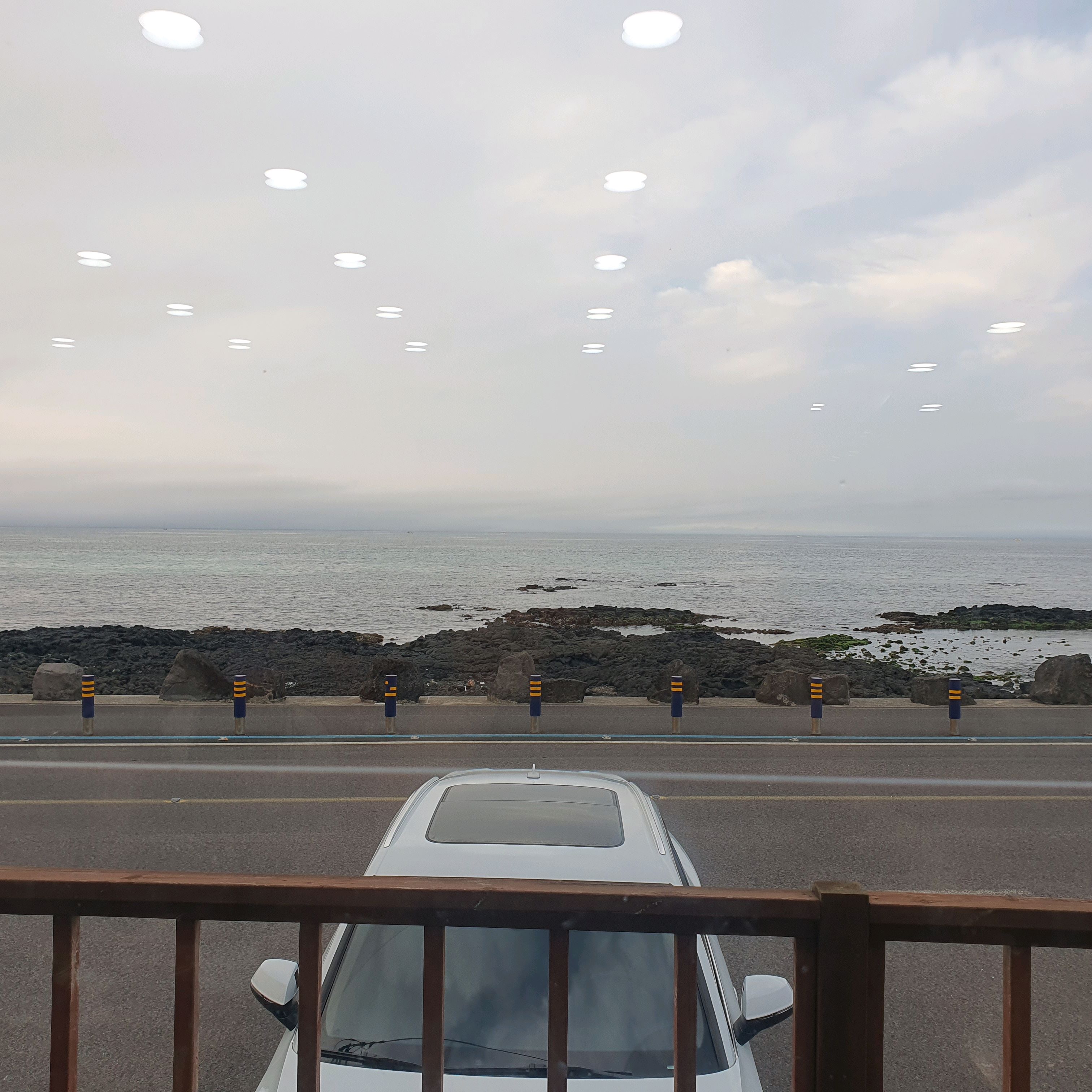 평대리 바닷가에 있어 오션뷰 보며 식사 가능. 주차는 가게 앞 도로변에 자리 많음. 부식은