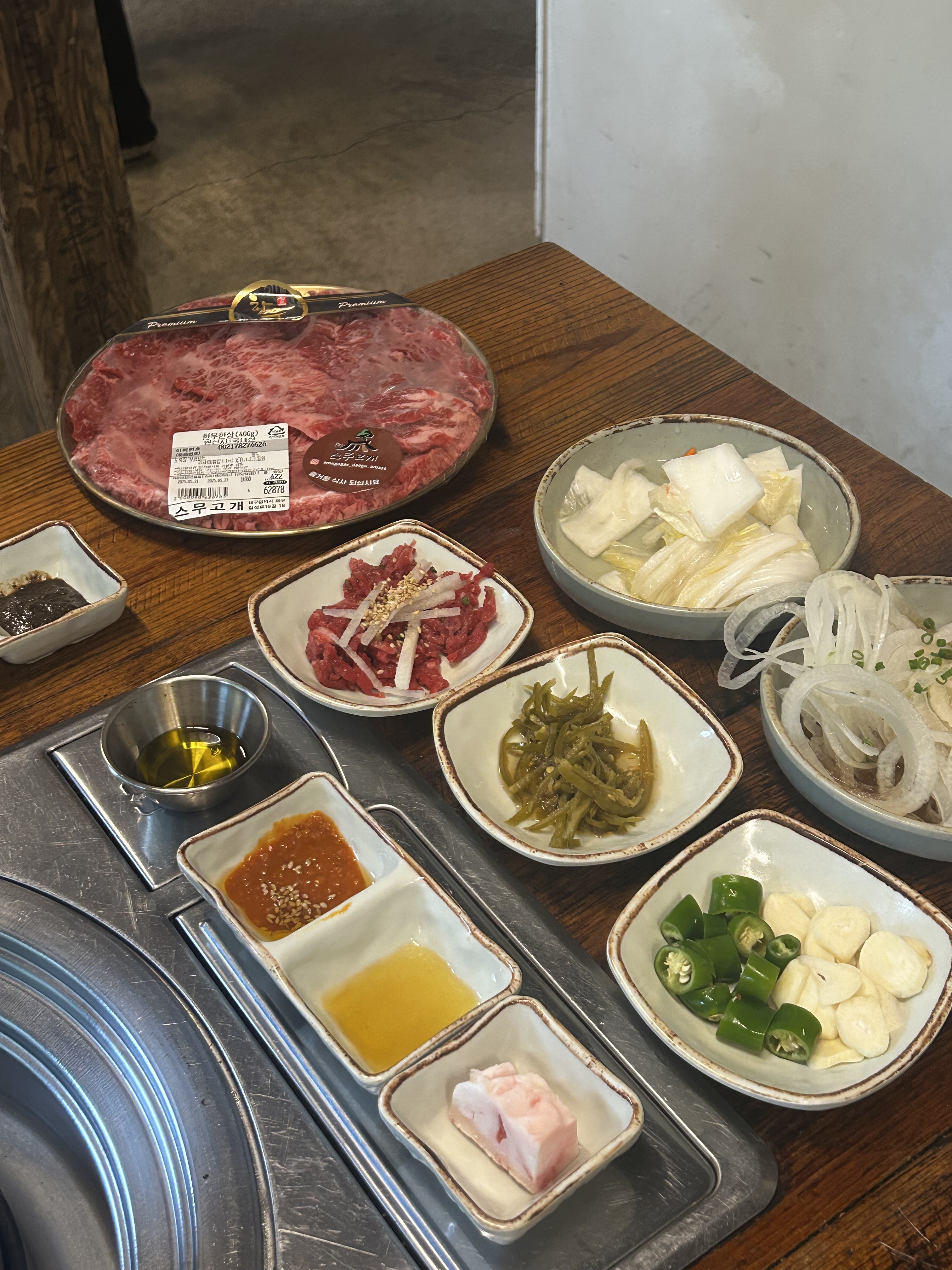 직원분들도 친절하고 가게 분위기가 너무 좋아요. 고기도 질좋아보이네요 - 대구 맛집 스무고개