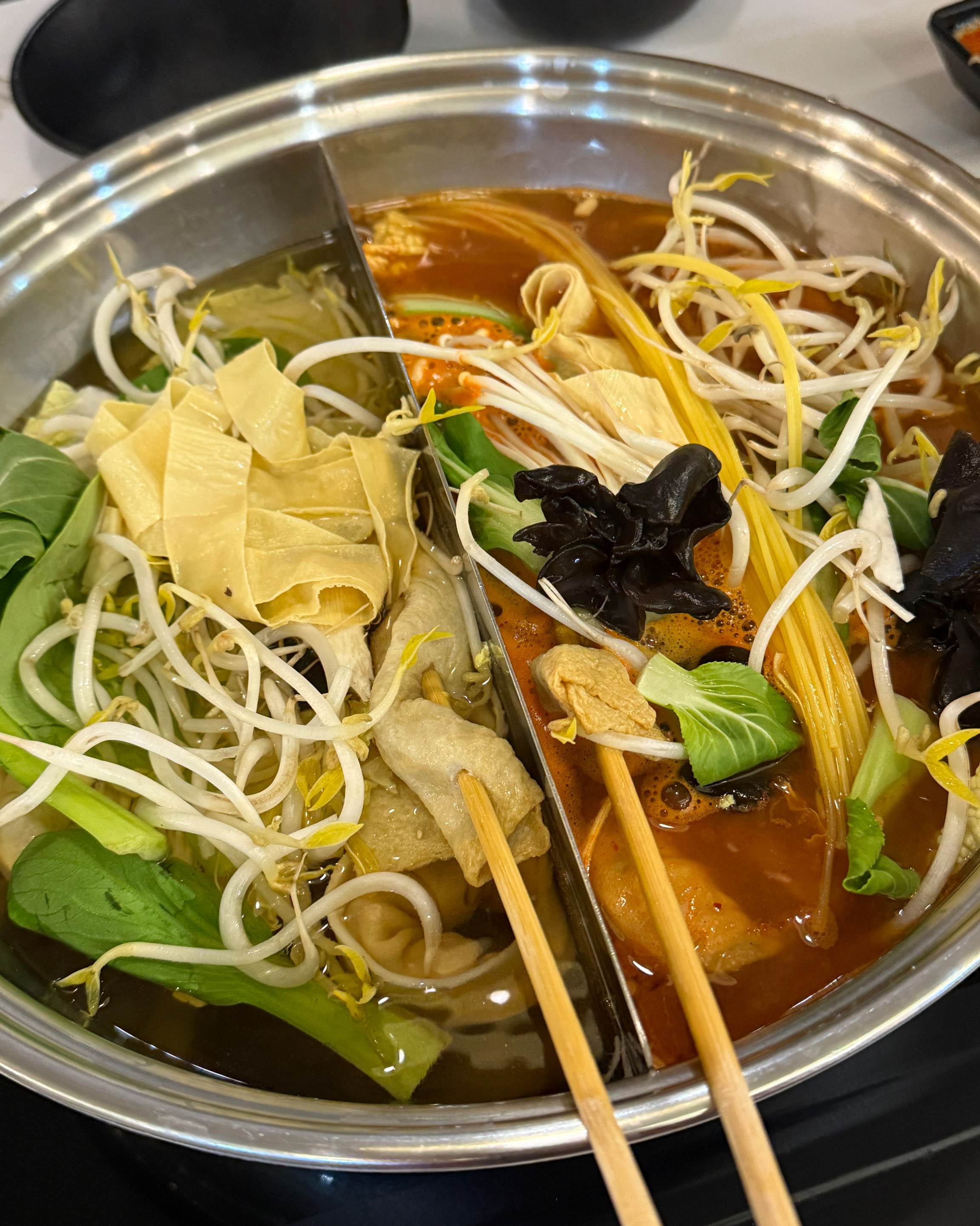 야채도 다양하고 육수도 진짜 맛있어요!! 샤브샤브랑 월남쌈 같이 먹을 수 있어서 좋은 것 