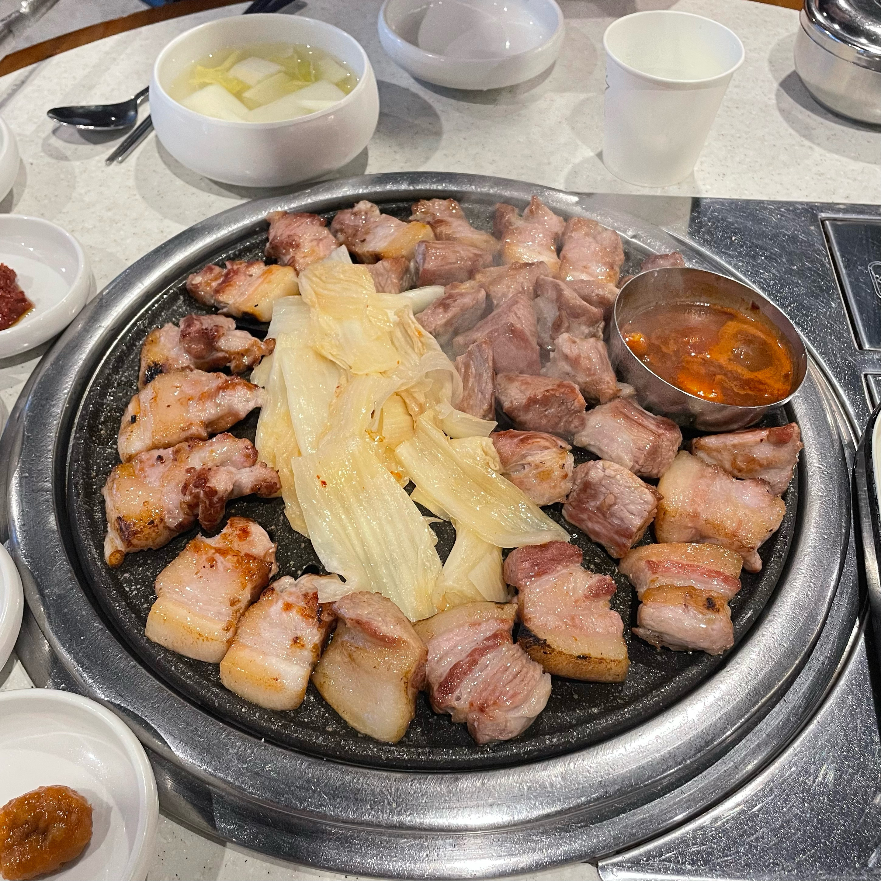 방문 전에 고이정 네이버홈 메뉴에서 “흑 삼겹살 400g 5만원”이라는 메뉴를 보고 나름