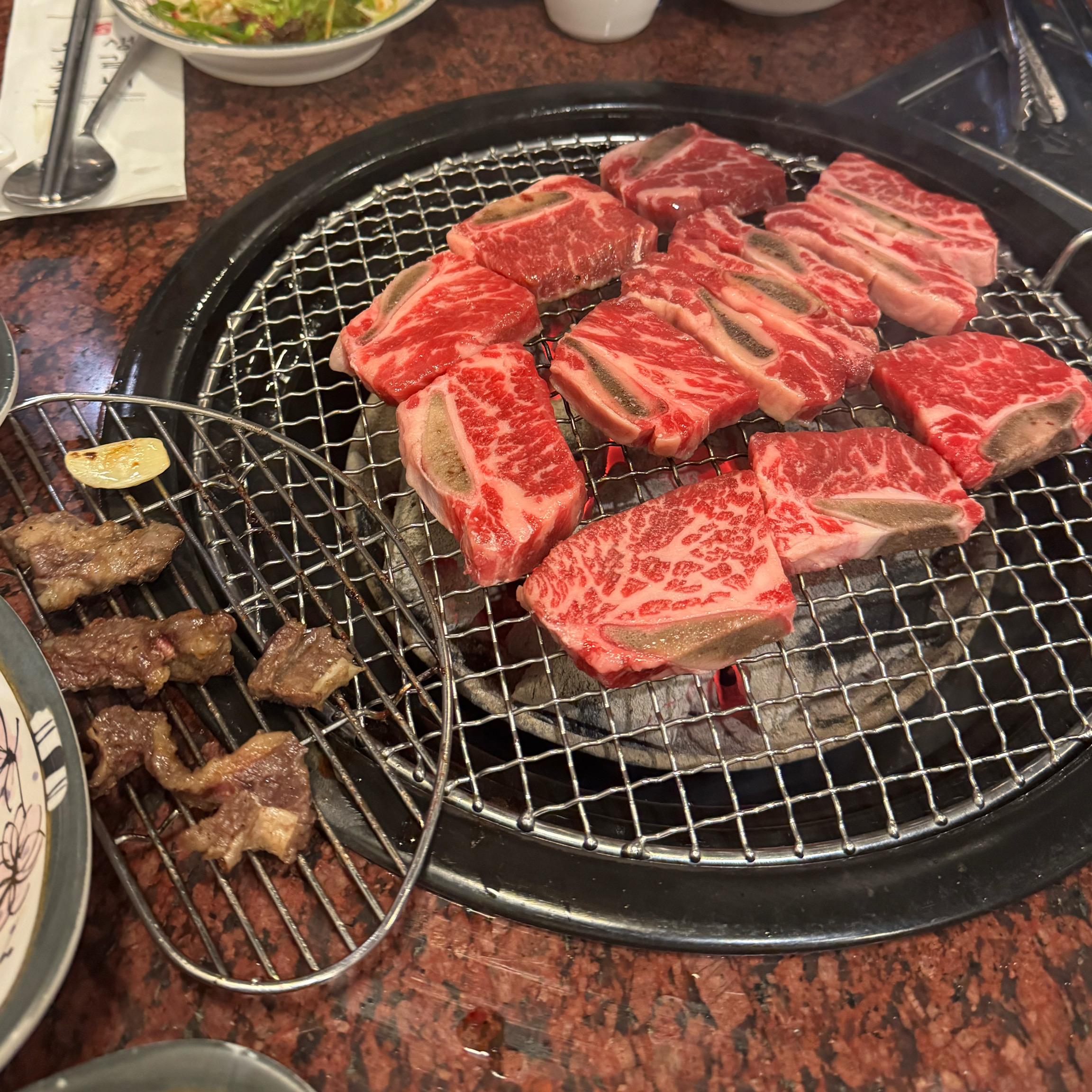 오랜만에 방문했는데 더더 맛있어졌어요🩷🩷 늘 서비스도 좋고 고기도 맛있어요!! 다음에는 더