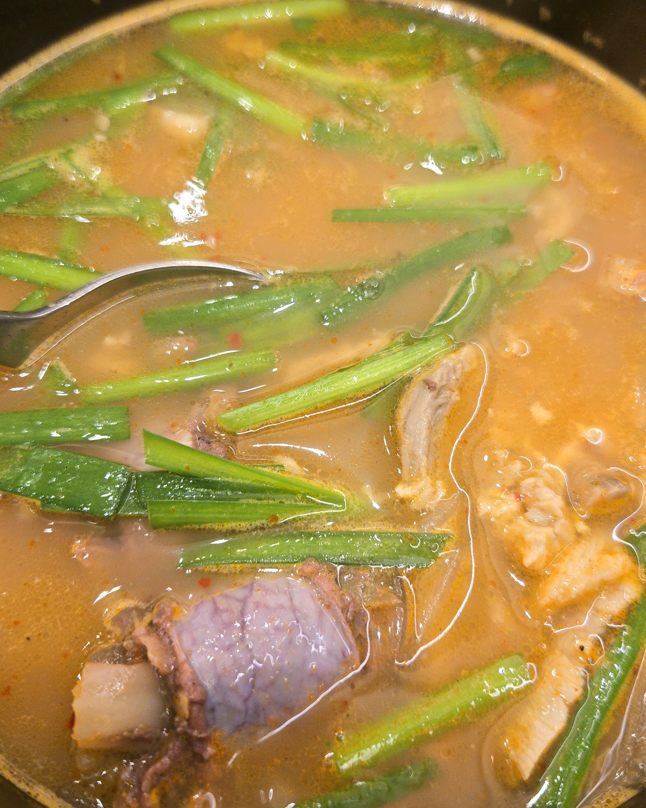 너무 맛있습니다! 여름에 국밥집이 더우면 또 먹기 불편한데, 쾌적하고 넓어서 먹기 더 좋습