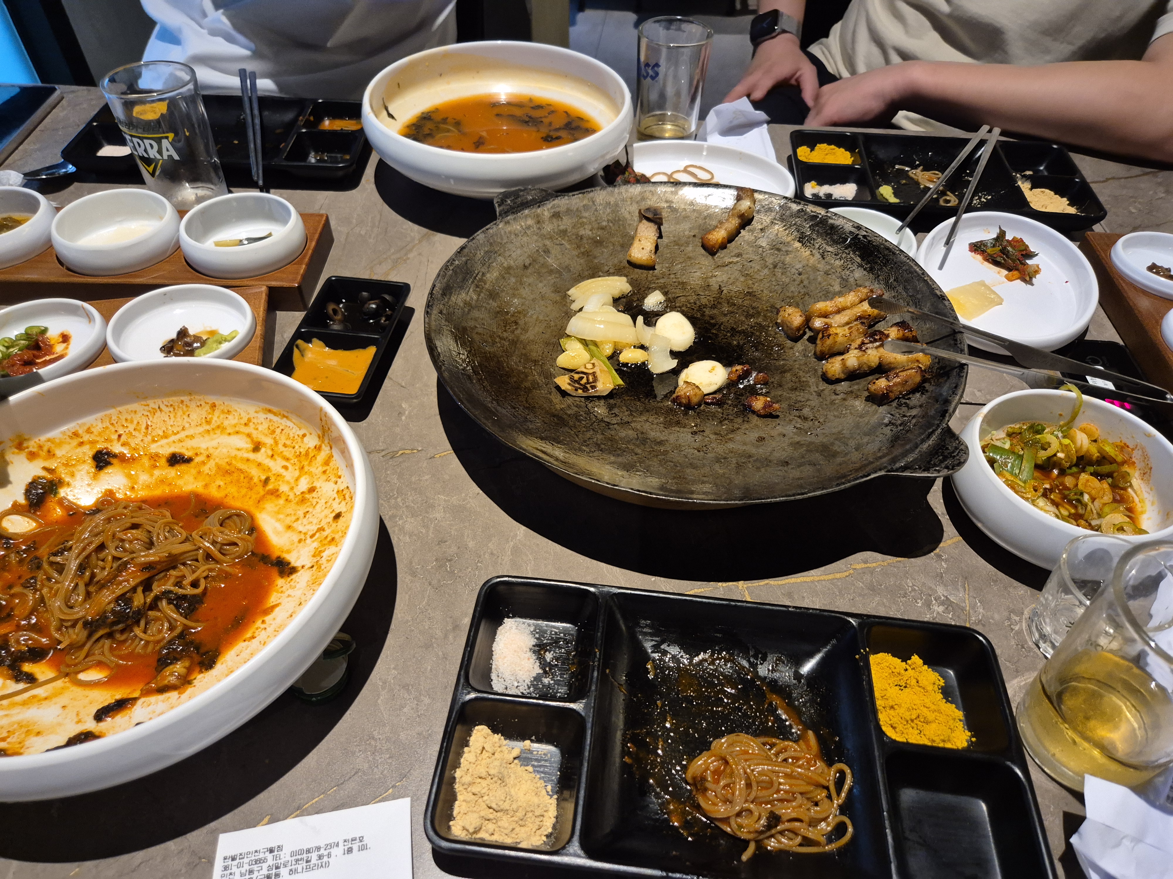 퇴근하고 급하게 먹고 찍습니다. 고기도 구워서 나오는데 이가격이면 가성비 좋음 그리고 여러