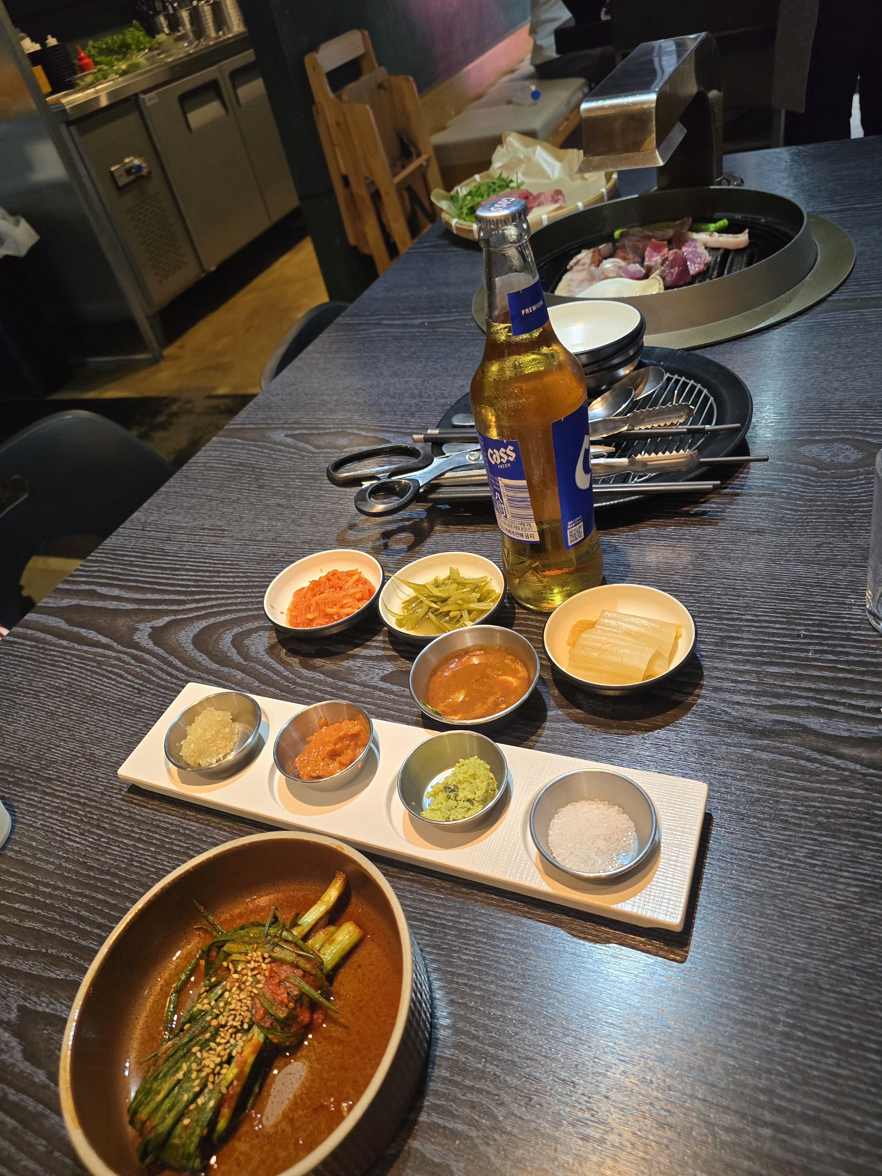 아이가 여행와서 흑돼지 꼭 먹어야한다기에 신화 테마파크 갔다가 들렸어요. 직접 알맞게 구워