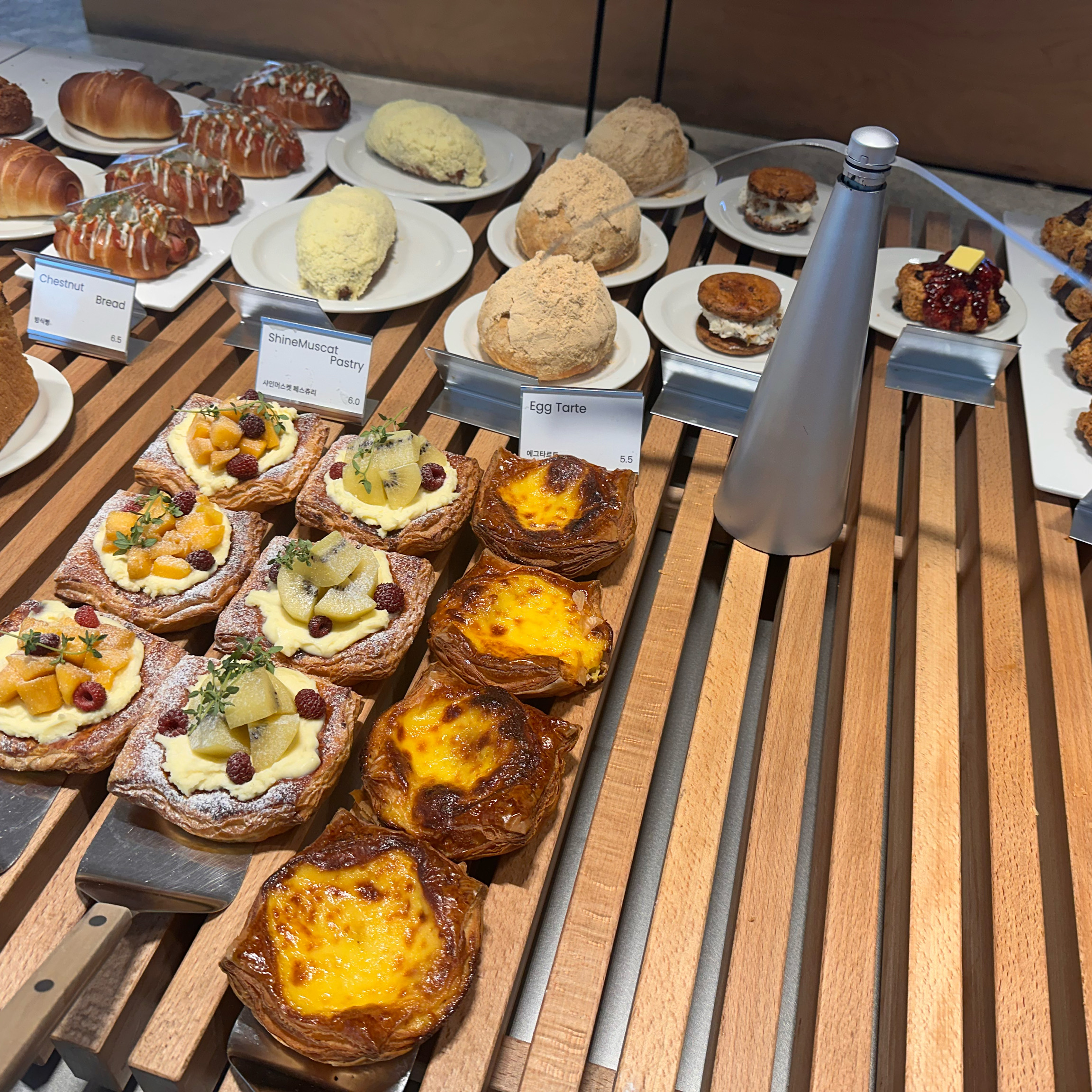 음료도 맛있고 빵도 맛있어요 과일도 파는게 신기하네요 제철과일 주문 해놓고 찾아가시는 손님