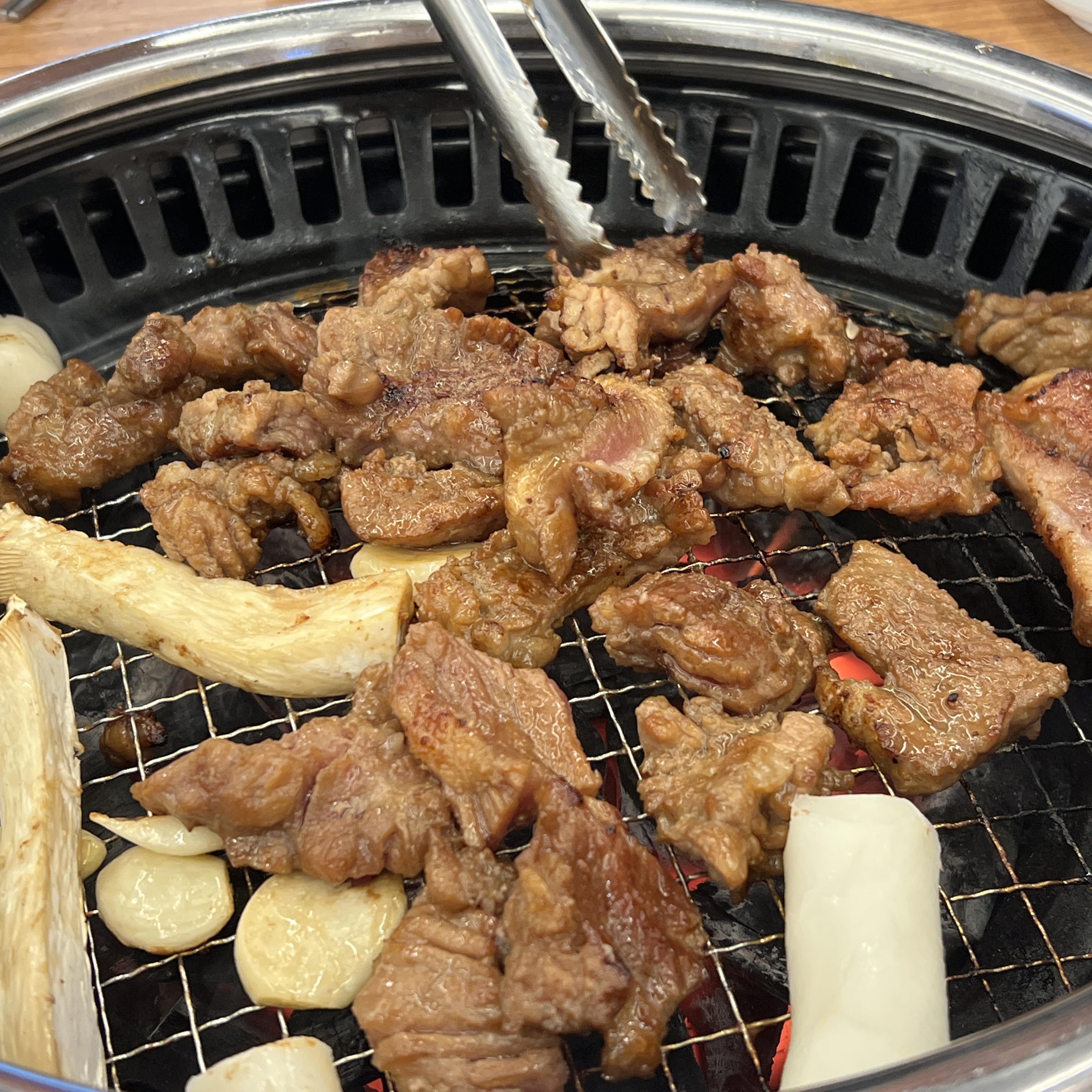 고기고 맛있고 직원분들도 친절하시고 매장도 깔끔해서 기분 좋은 식사가 되었어요 😊 - 대전 맛집 솔가숯불갈비 서대전점