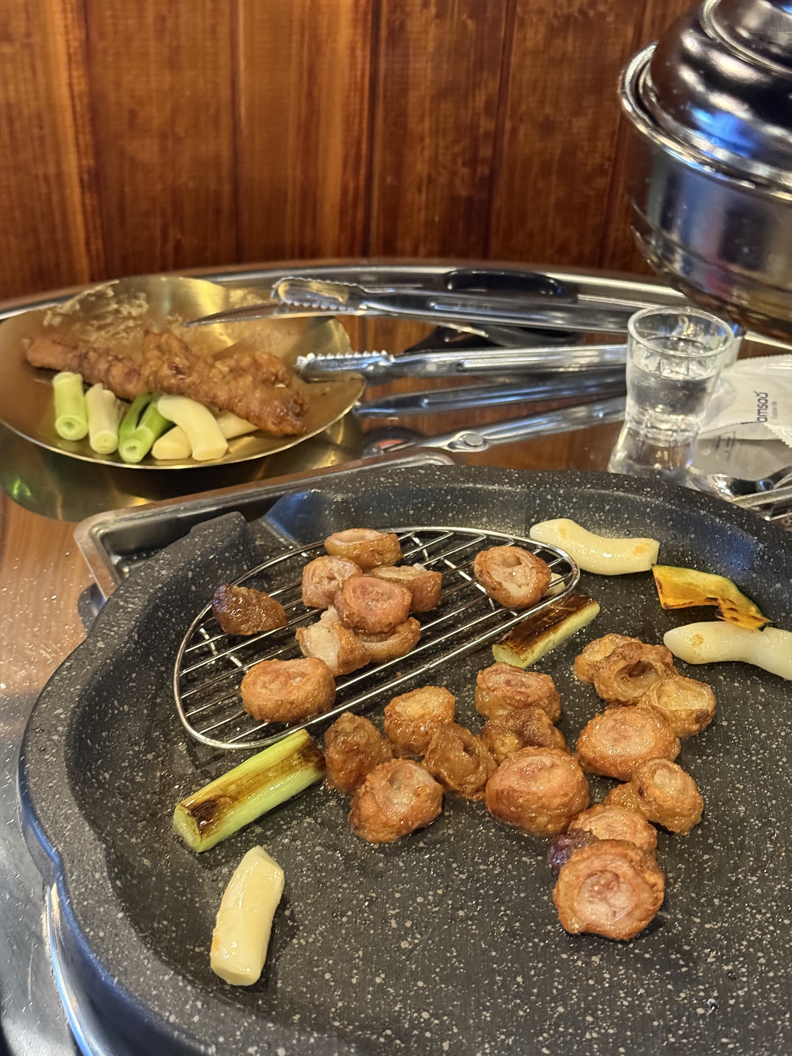 막창 속이 가득 차있고 부드러워요!! 반찬으로 나오는 김치종류도 많고 맛있습니당ㅎㅎ 콩나물