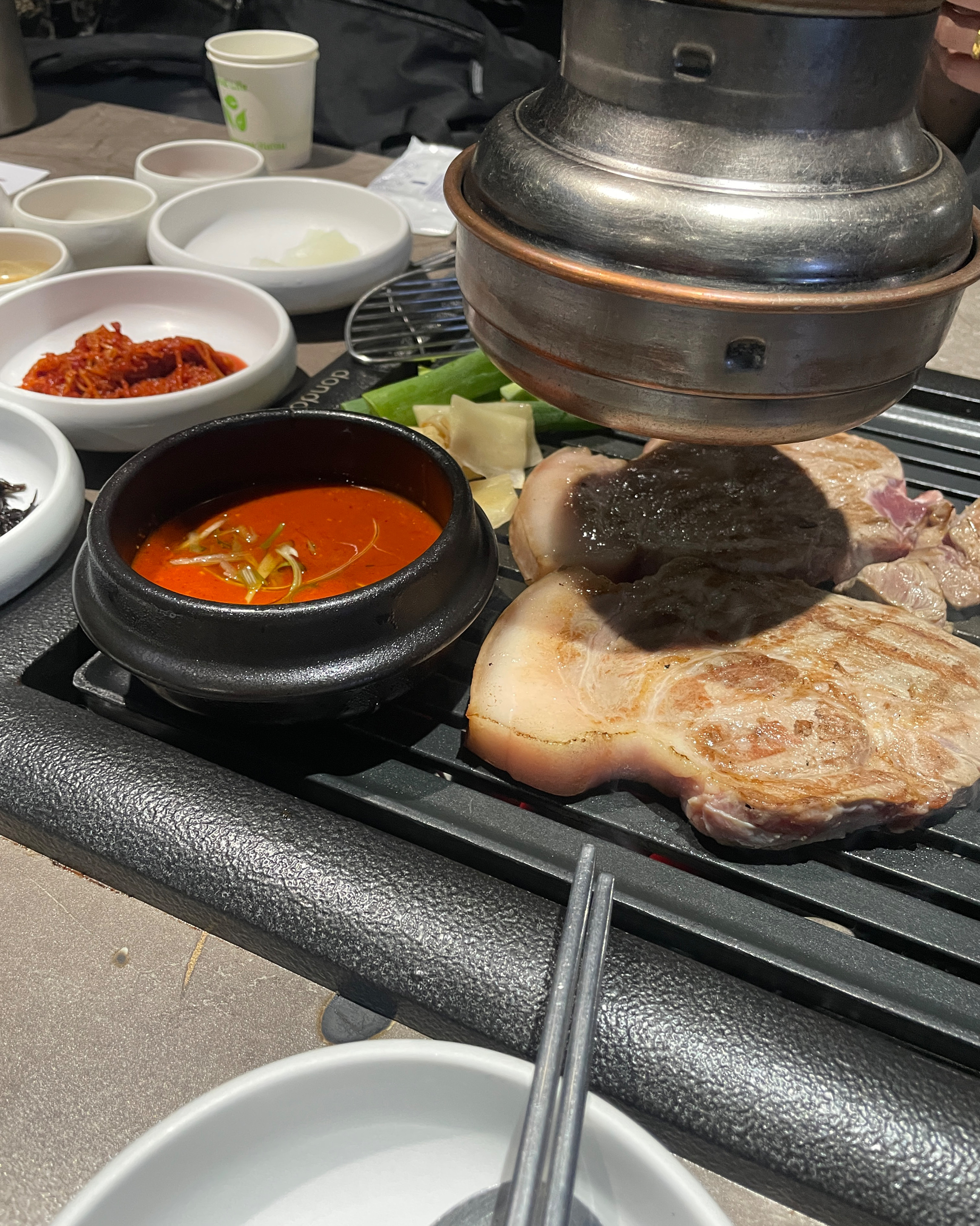 사진은 맛있게 못찍었지만 ㅠㅠ 진짜 맛있어서 제주 왔을때 지금 세번째 방문이에요!!!!? - 제주 맛집 돈도칸 연동흑돼지