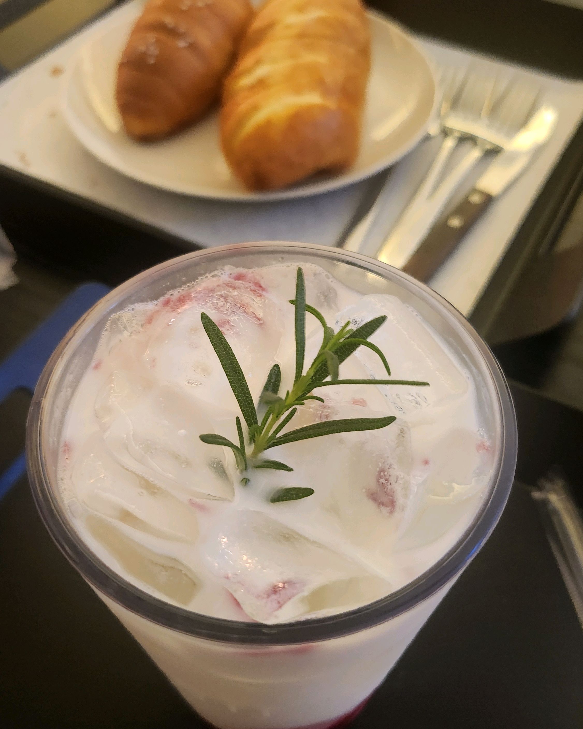 새로 오픈해서 꼭 한번 와보고 싶었는데 소문대로 맛은 물론 쾌적하고 커피도 빵도 맛있어요~