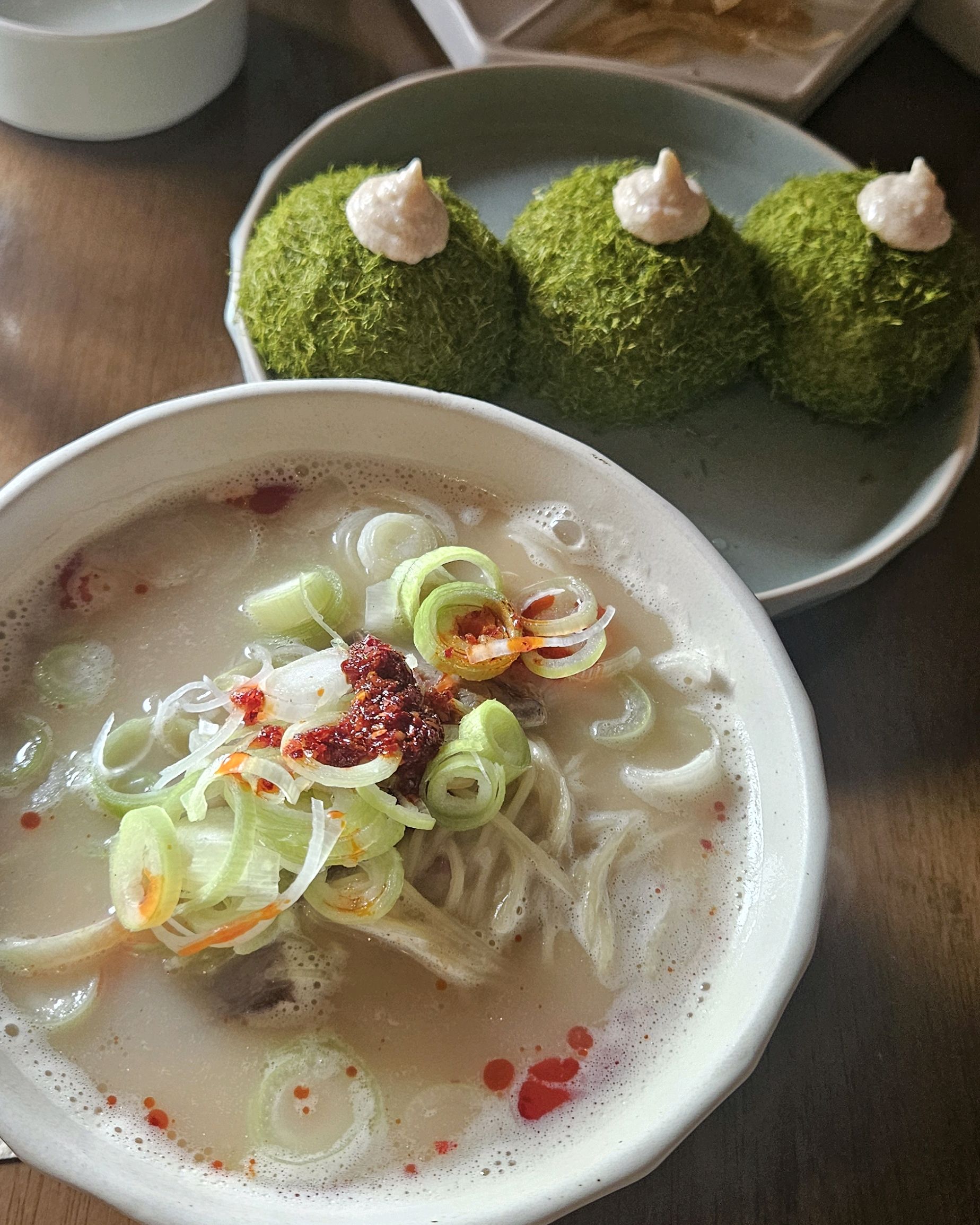 할머니랑 엄마랑 같이 왔는데 두분다 맛있다고 잘 드시네요! :) 수육은 엄청 부드럽고, 국