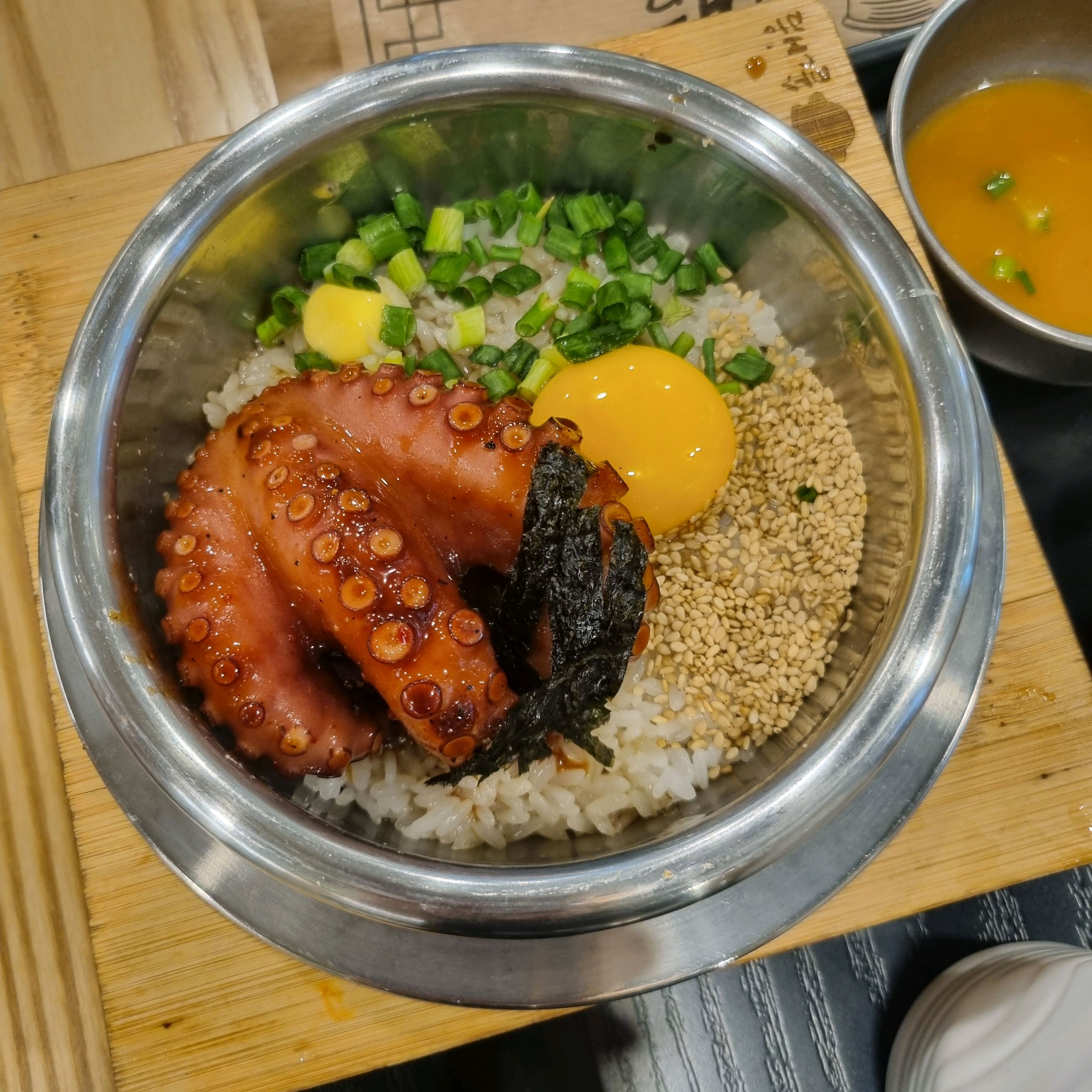 다양하게 주문했습니다 그중 제일 일번은 문어 - 종로 맛집 솥내음 종로인사동점