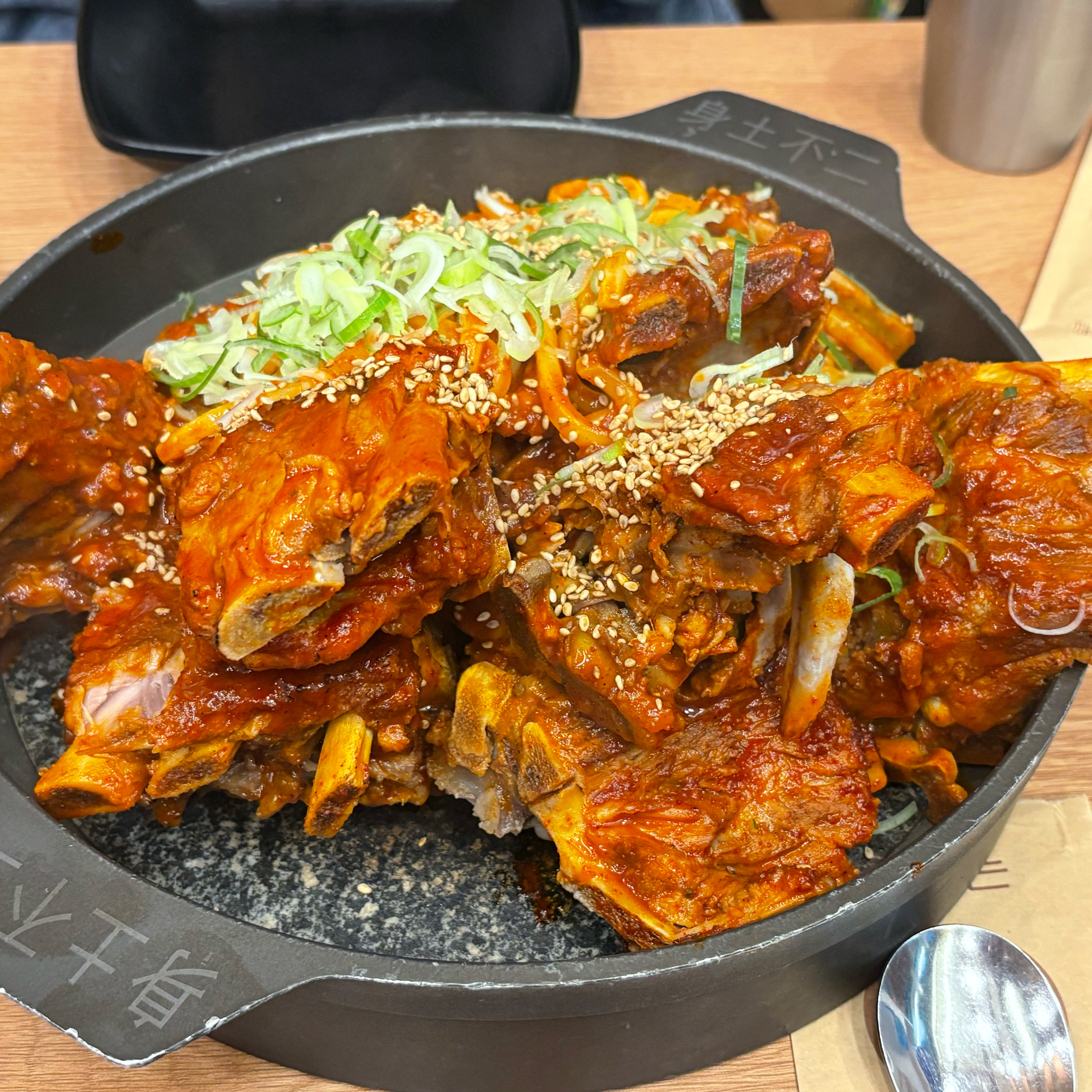 뼈찜은 먹어봤는데 뼈구이는 처음 먹어봐요 근데 진짜 맛있고 살이 그냥 쏙 빠져요!!!!!