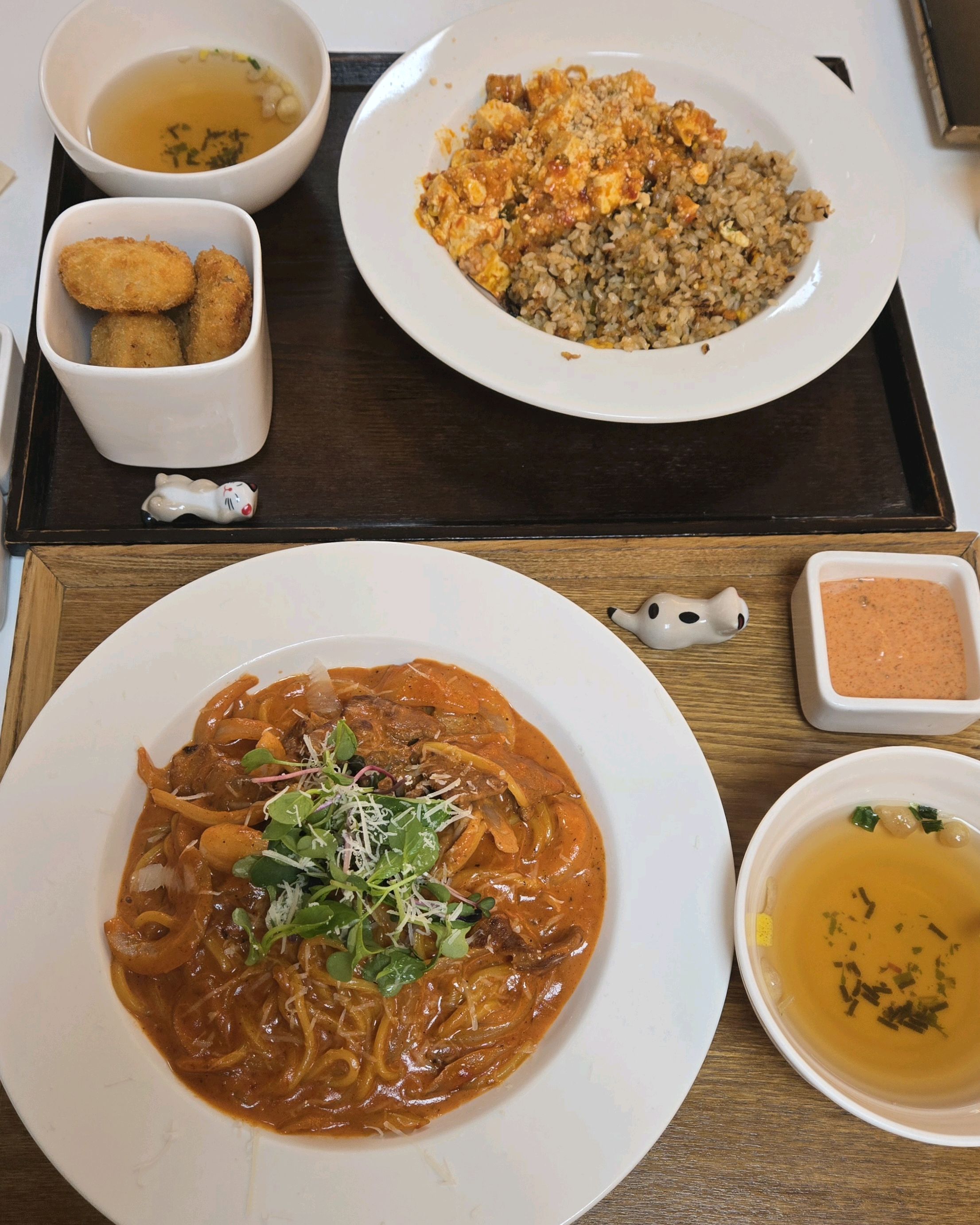 맛있어요 간단히 먹기에 좋아요. 로제육면이 정말 맛있었어요. 다만 조금 아쉬웠던점은 고기에