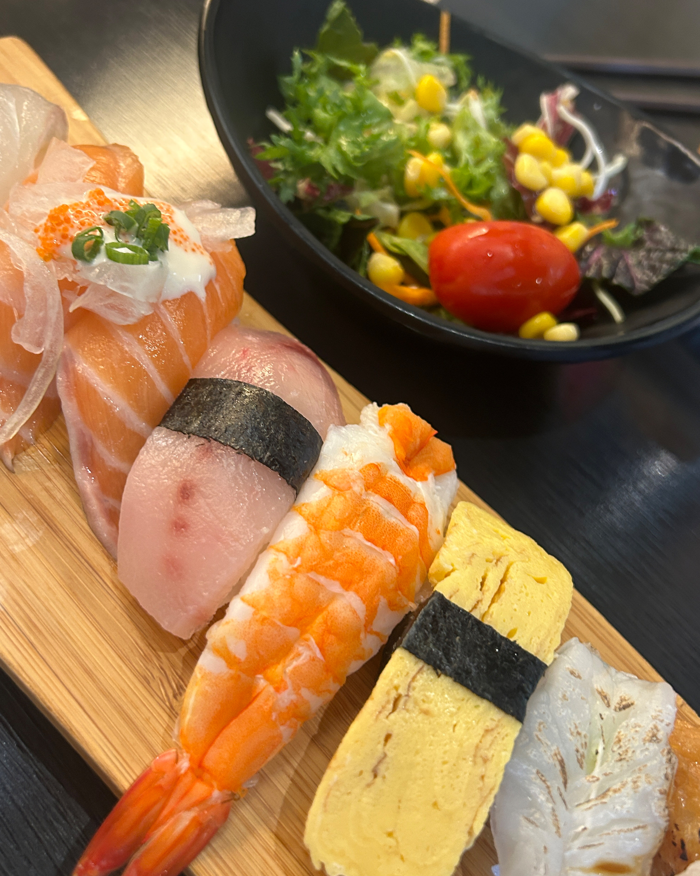 점심특선으로 시켰는데 사장님도 너무 친절하시고 회가 너무 싱싱해요!! 특히 광어랑 연어가!