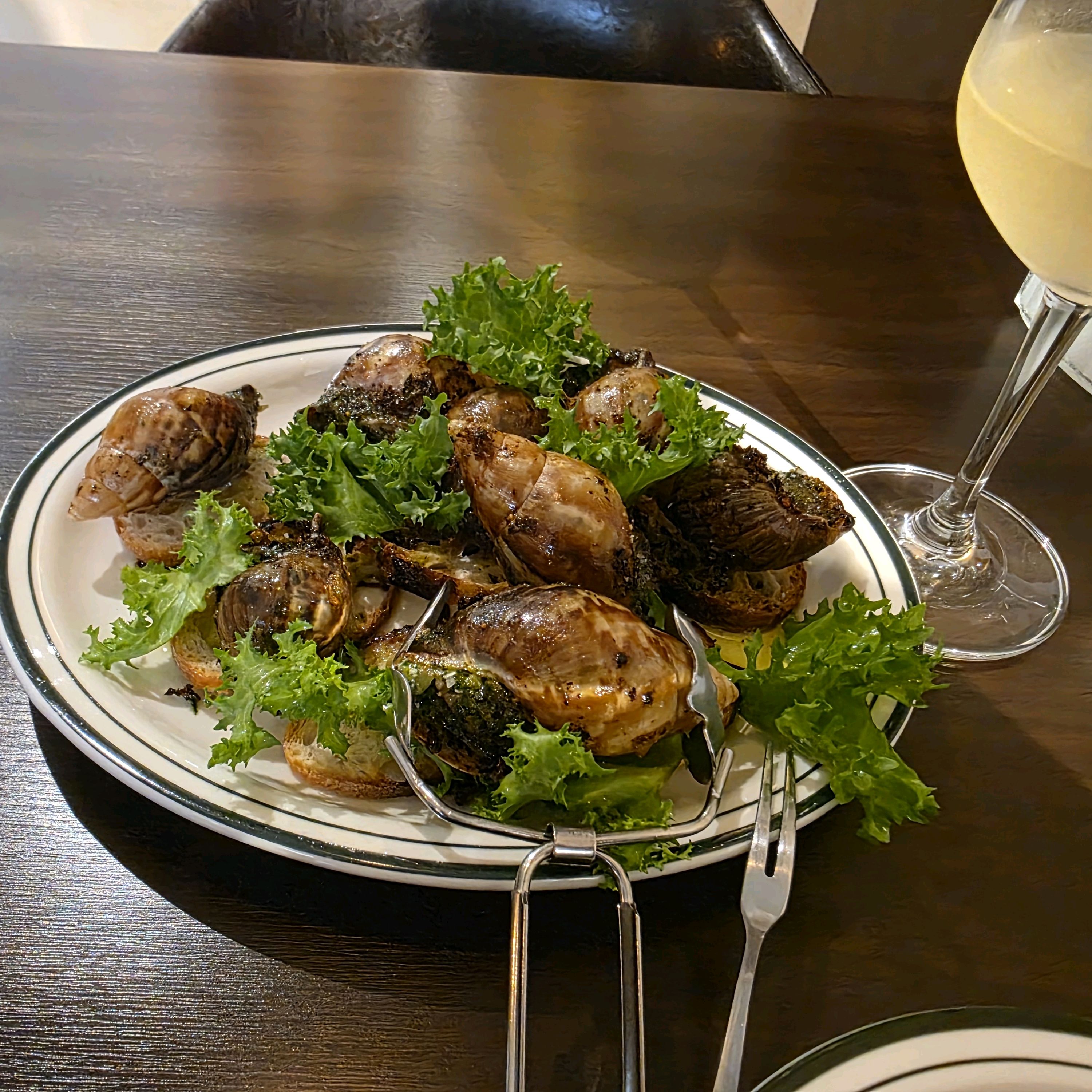 지난달에 와서 먹고 너무 맛있어서 다시 왔는데 프랑스 요리는 비싸고 양이 적다는 편견을 없