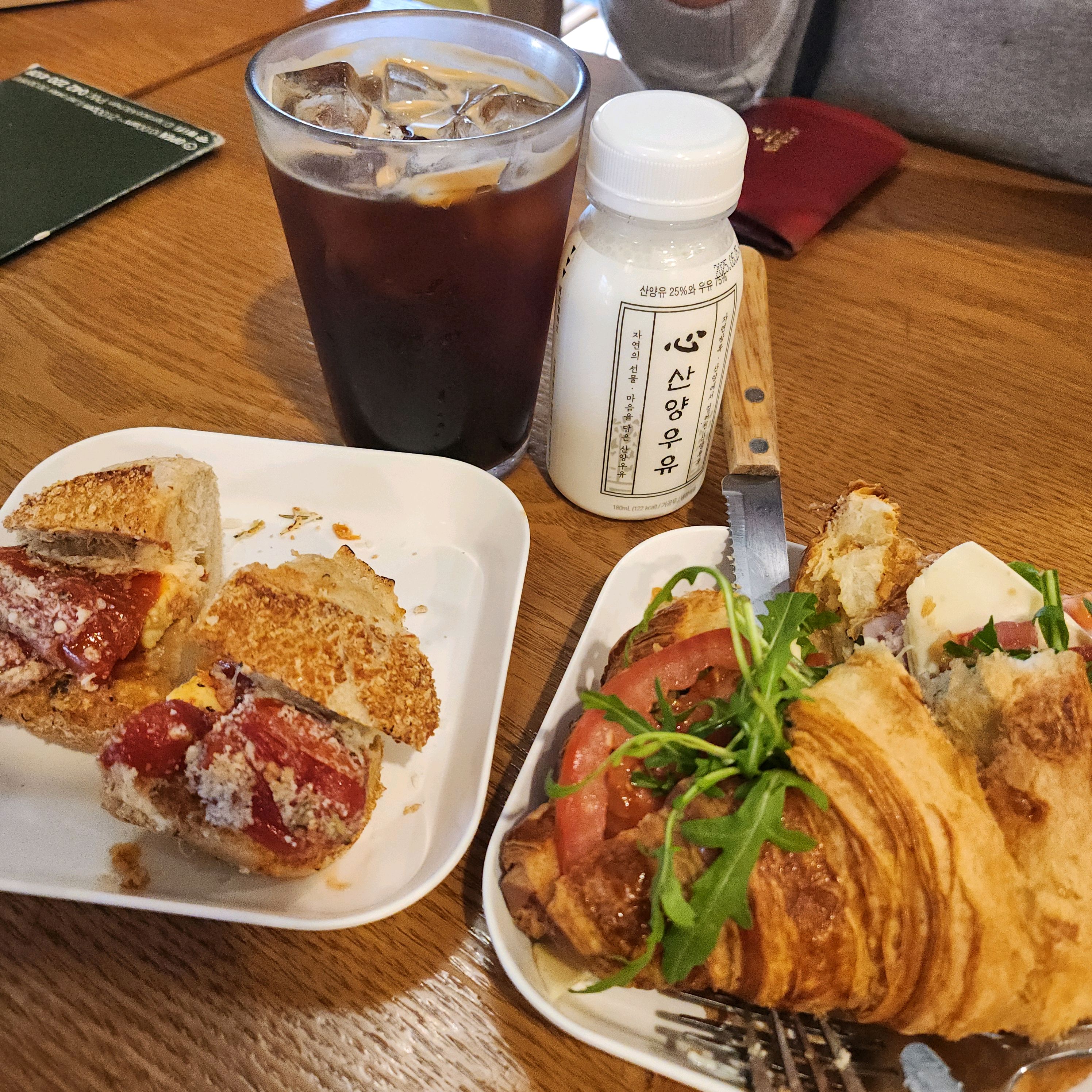 구입한 샌드위치를 커피랑 바로 먹을 수 있어서 좋았어요👍👍 - 대전 맛집 성심당 테라스키친