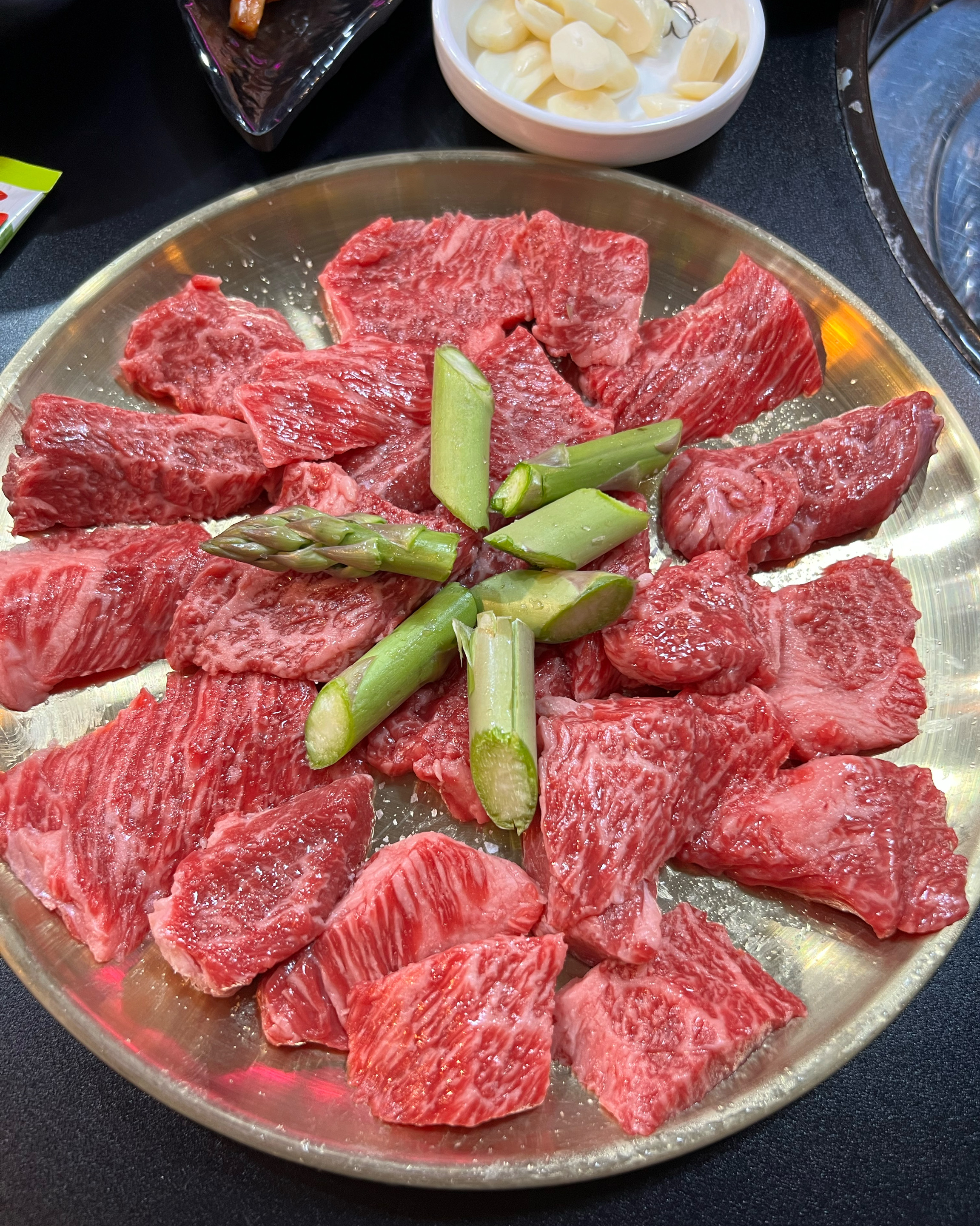 구월동맛집이라 삼겹살 맛있는 건 알았는데 살치살 신메뉴로 나왔대서 먹어봤는데 한우라 역시