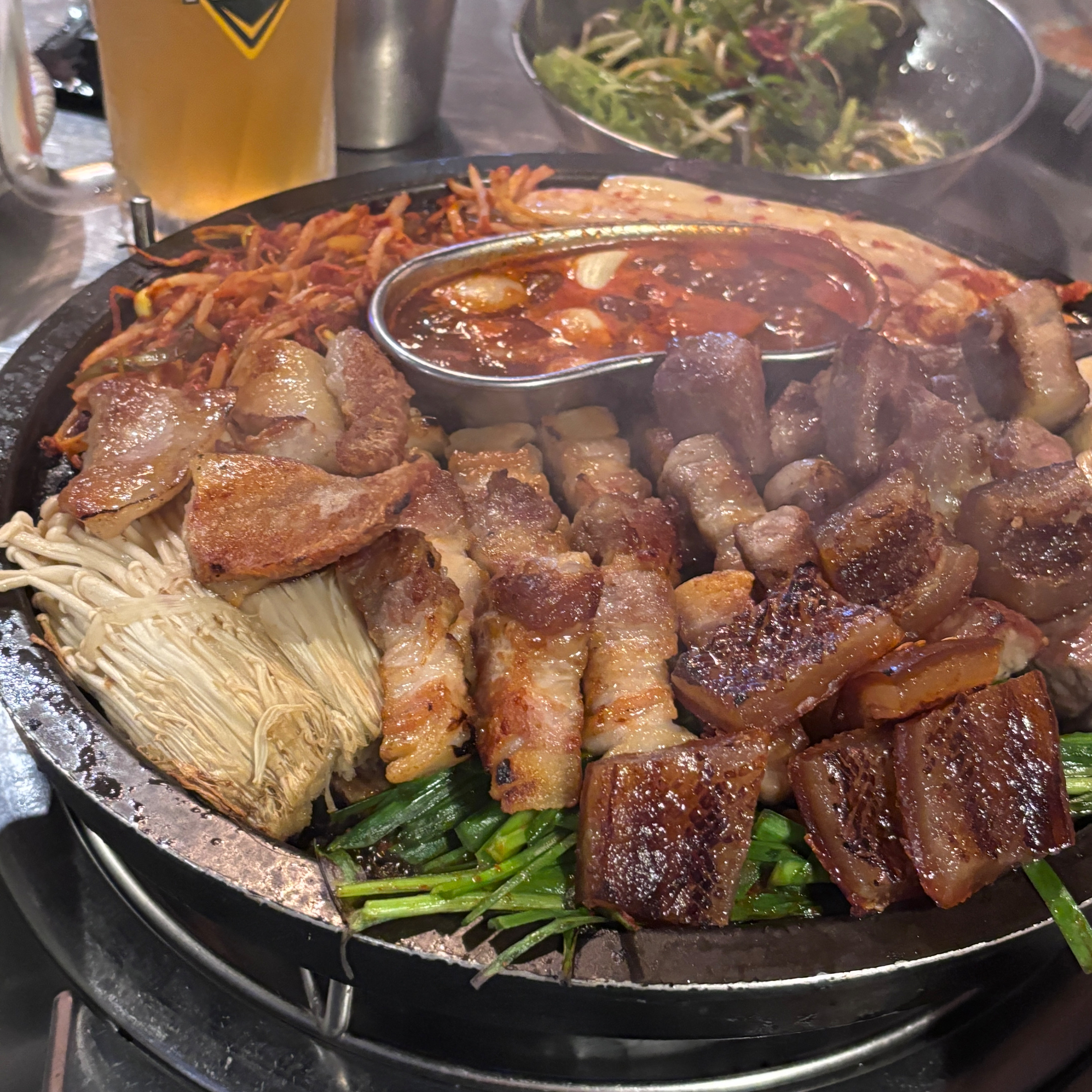 고기 직접 구워주시고 맛있어요!! 레몬맥주도 맛있어요👍 - 대구 맛집 미진삼겹살