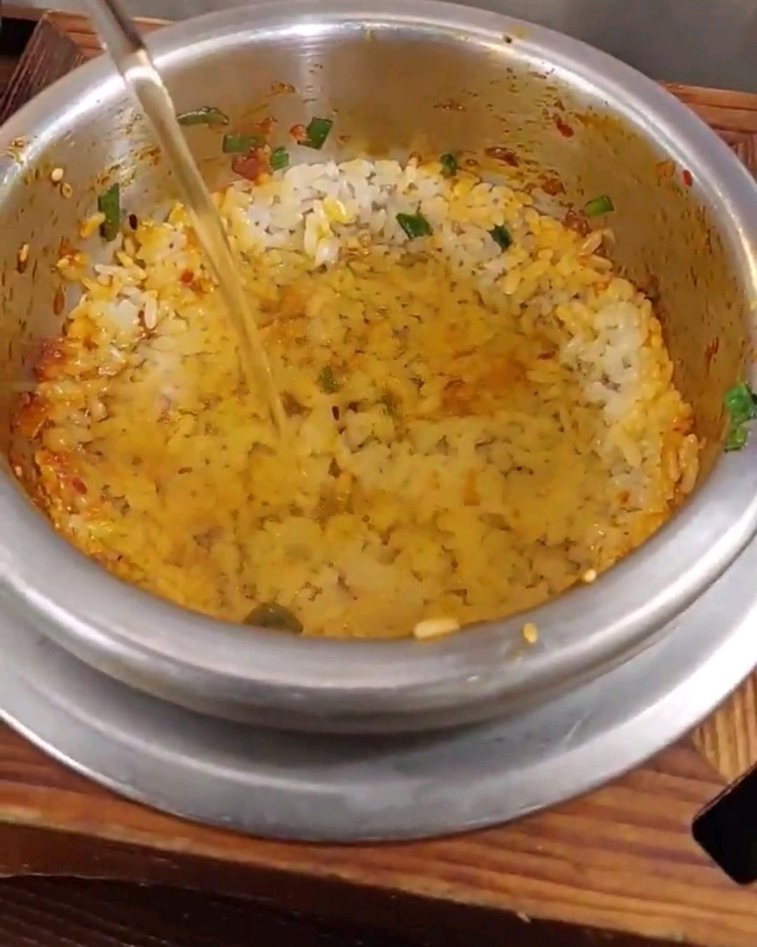 꽈리고추두부랑 매운가지 시켰어요 일단 밥맛은 너무 좋았어요 양도 적지않았구요 다만, 솥밥에