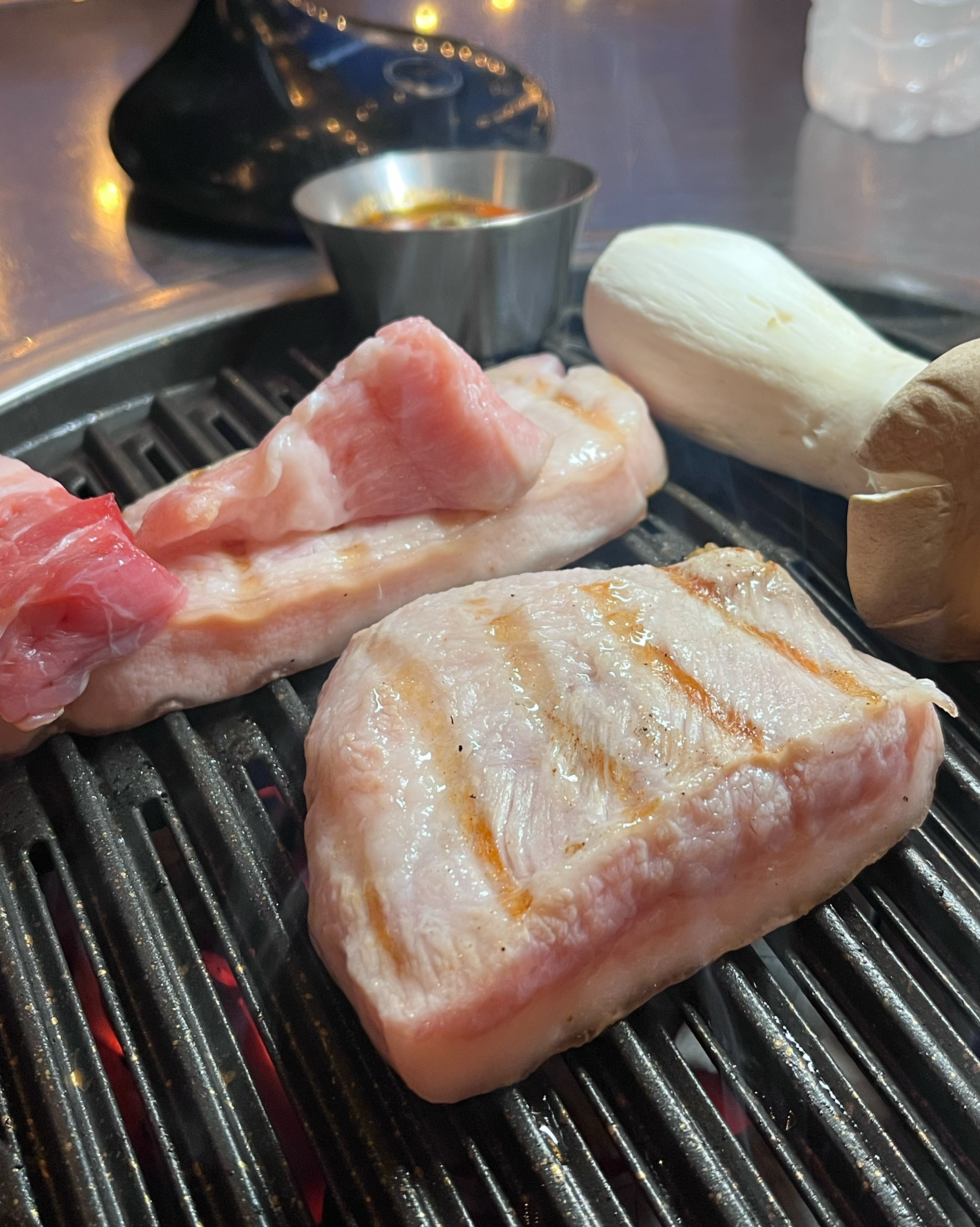 속초해변에서 고기집은 여기가 짱인것같아요 야외테라스도 이쁘고 고기도 구워주시고 고기도 너무
