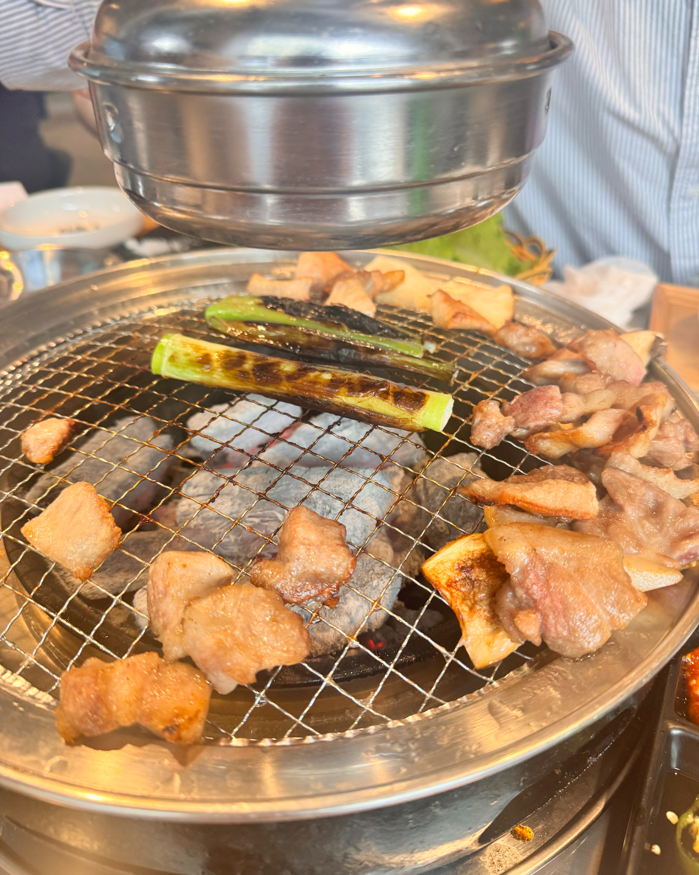 고기 가져가서 구워주셔서 너무 편하구 직원분들 다 너무 친절하세요~ 반찬들 및 곁들임 음식