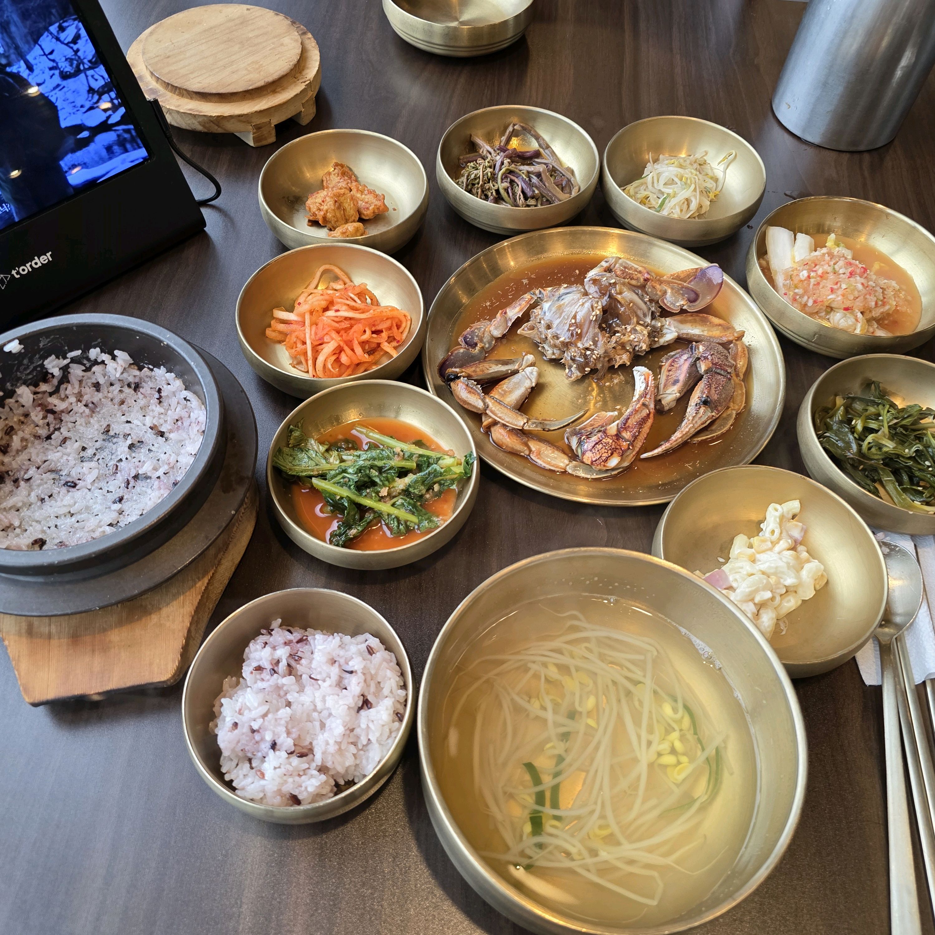 아이와 함께 밥먹으러왔는데 게장이 메인이라 걱정했는데 밥이랑 미역국 챙겨주시고 아기 침대까