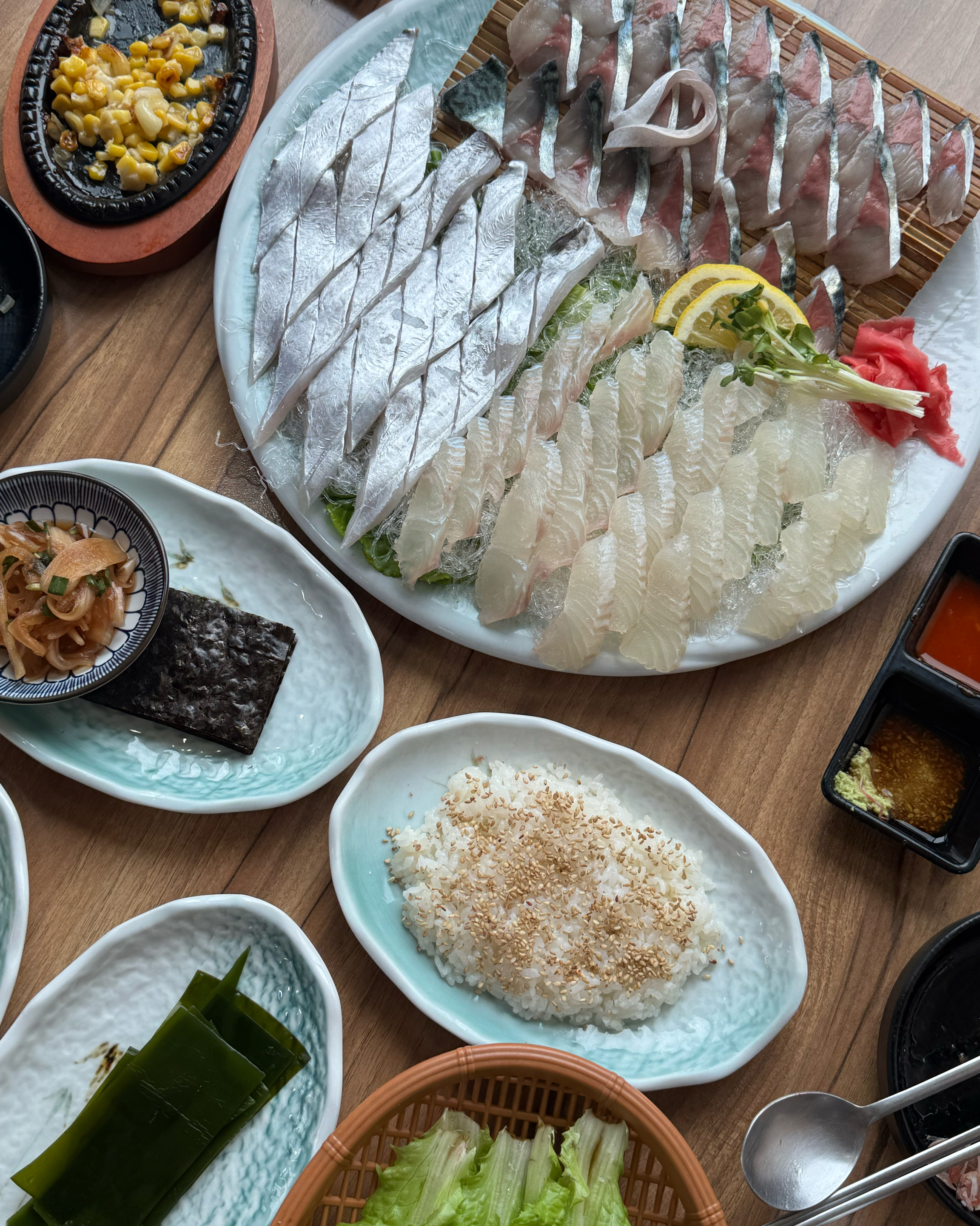 엄마와 강아지도 함께 여행와서 회 여러가지 먹고싶어서 세트도 있고, 전망좋은곳 알아보고 왔