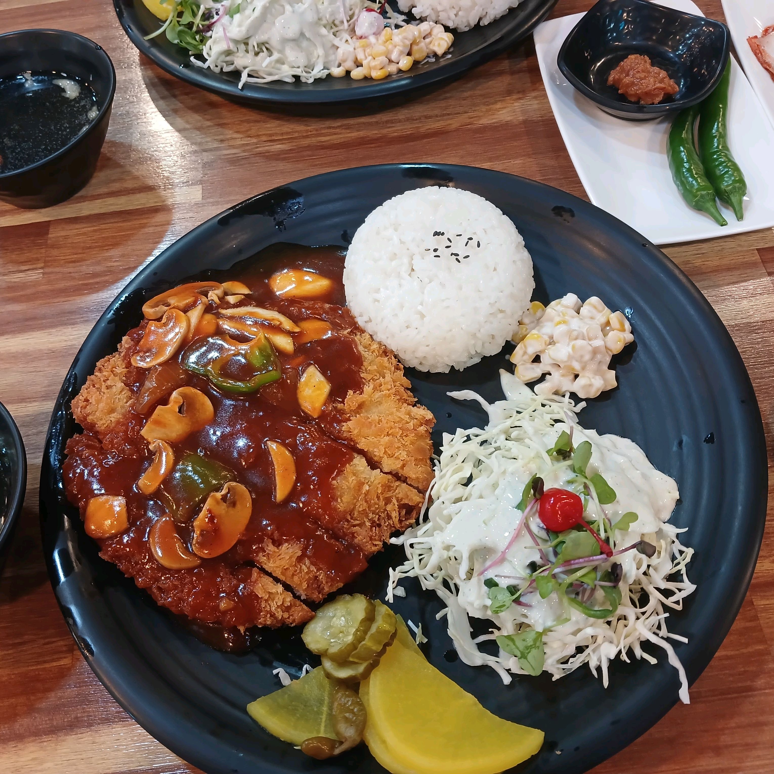 가끔지나는길에 들려서 메뉴들을 먹어보곤하는대 참 잘하네요 맛있게 잘 먹었어요^^ありがとう