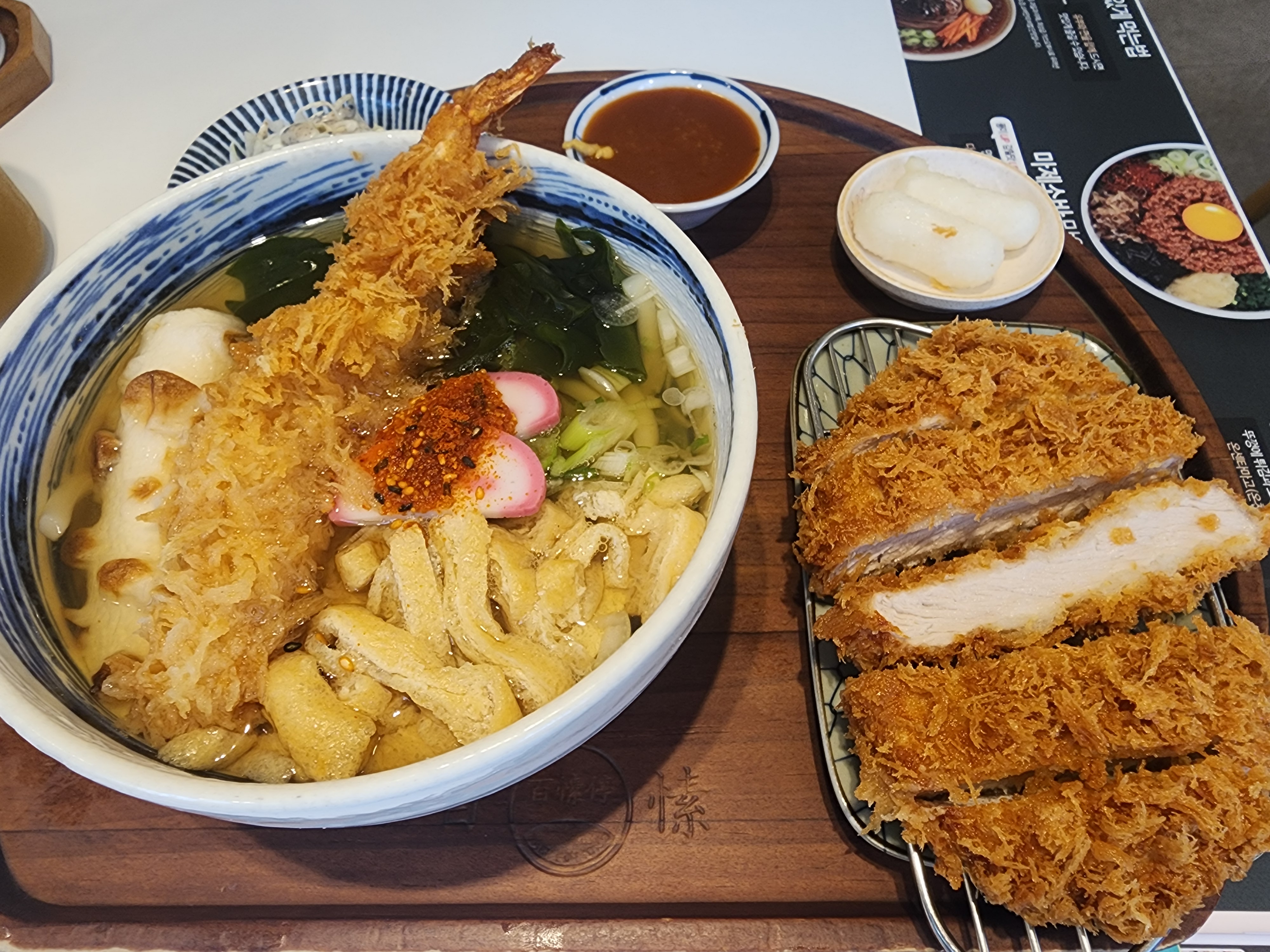 양이 많아서 꼬치어묵 2개는 빼달라하고 주문했어요.돈까스는 백소정이 제일 맛있는거 같아요,