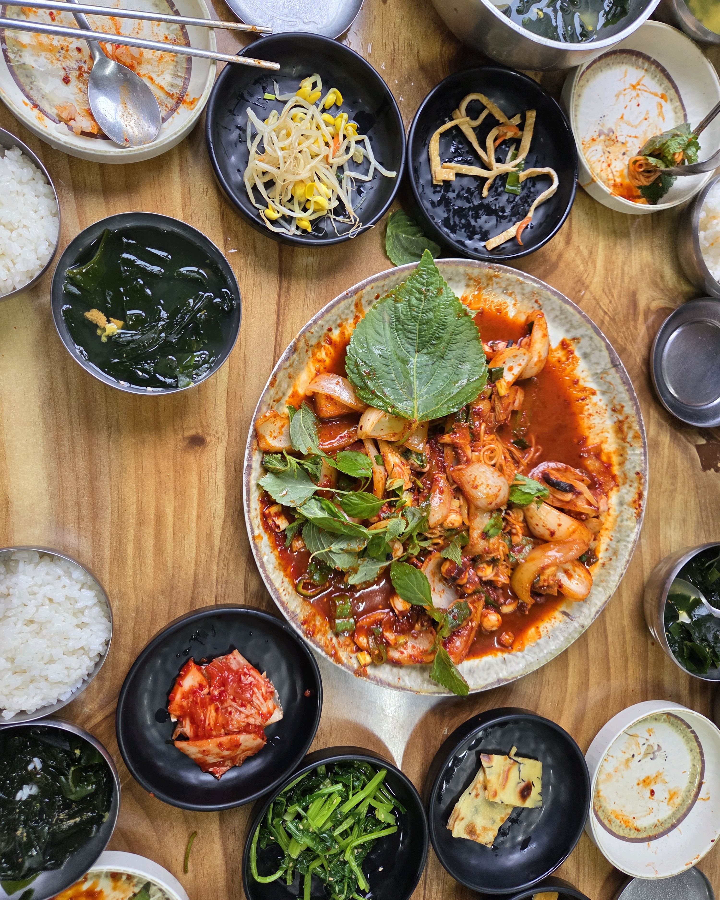 돌문어볶음 넘 맛잇어요. 깻잎에 문어 양파 국수를넣고 쌈싸먹었어요. 부드러운문어에 매꼼한양