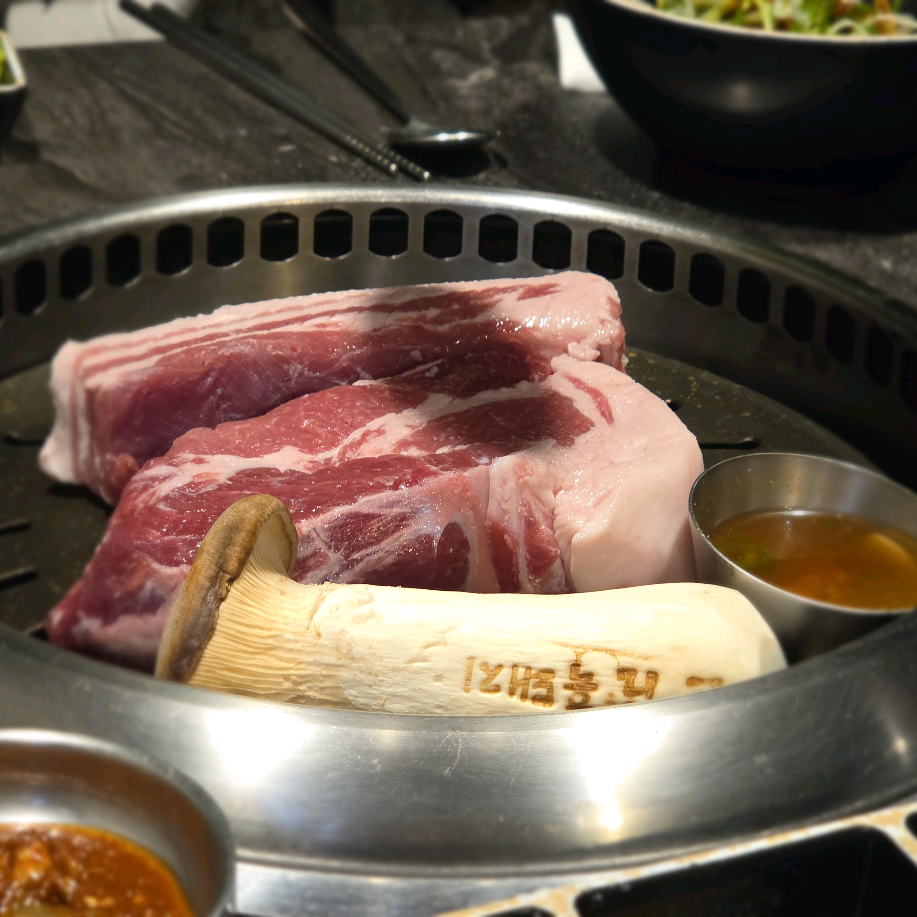 아이랑 방문하기 좋아요 유모차들어갈만큼. 넓어서 가장좋았습니다. - 제주 맛집 돌담흑돼지 중문점