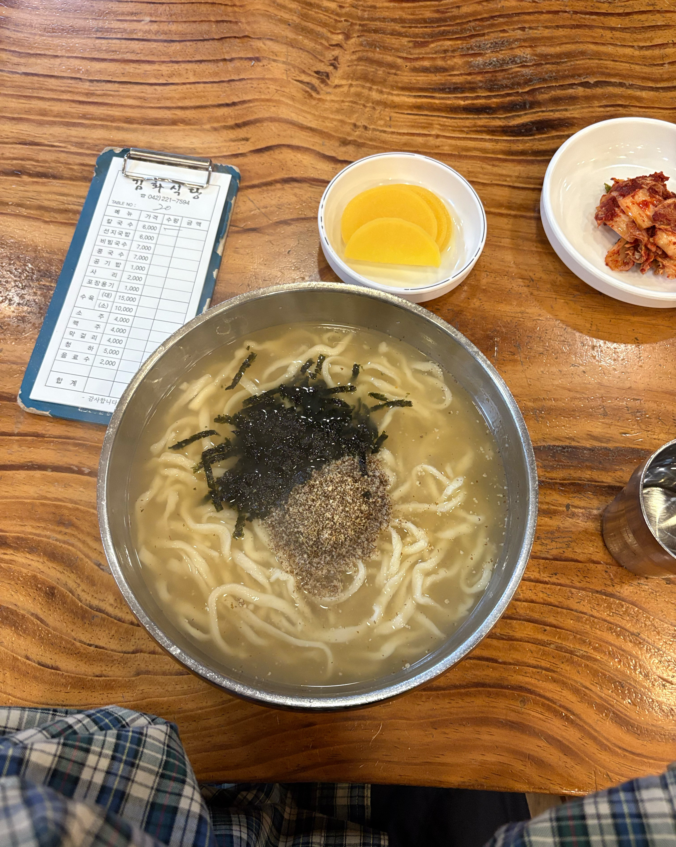 금요일 오전에 방문해서 웨이팅 없이 들어갔어요. 들깨가루가 푸짐하게 올라가서 매우 고소했습