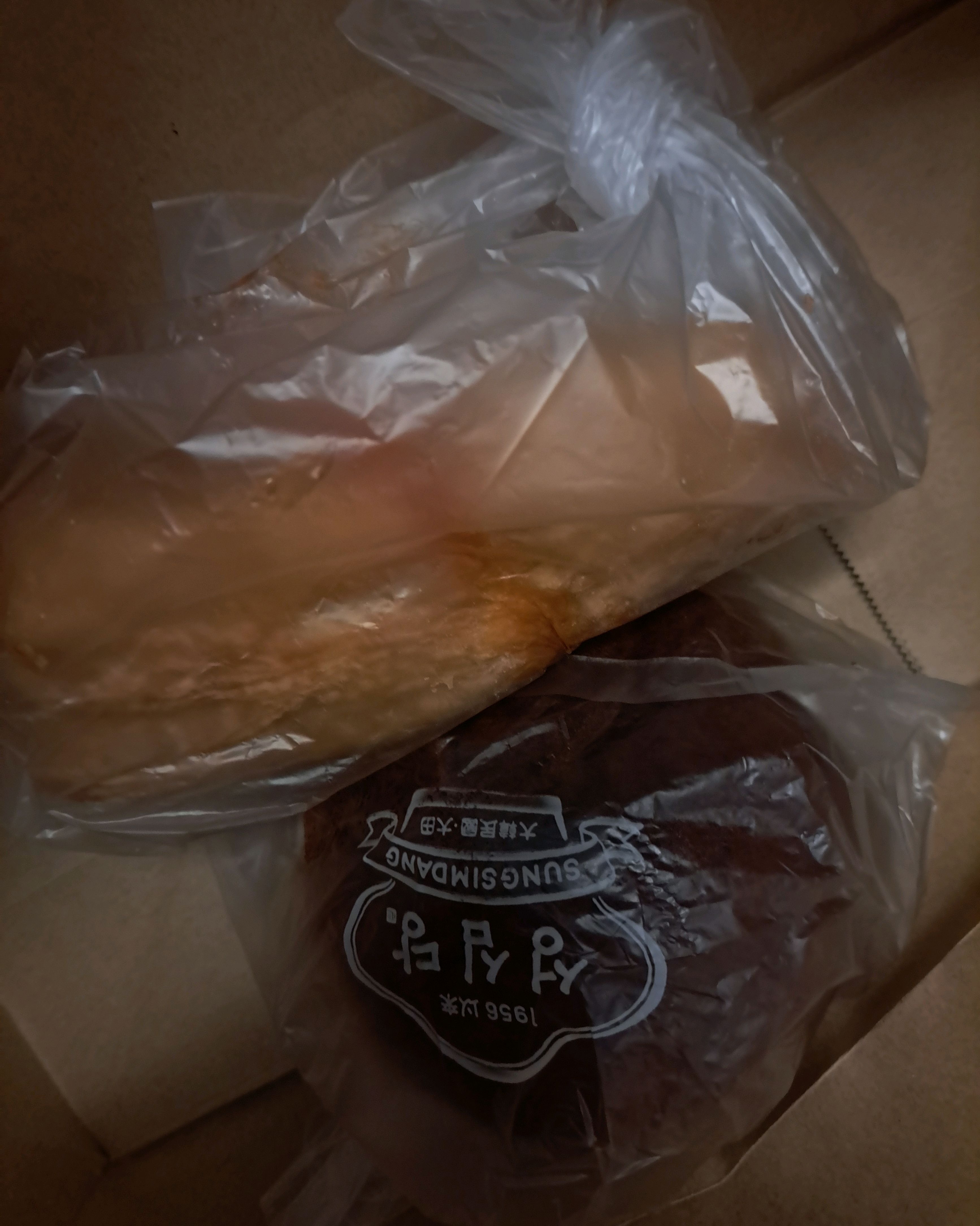 평일 낮에 구매하러 갔더니 줄도 안서고 바로 구매했습니다, 종류별로 맛있는 빵을 구매해서