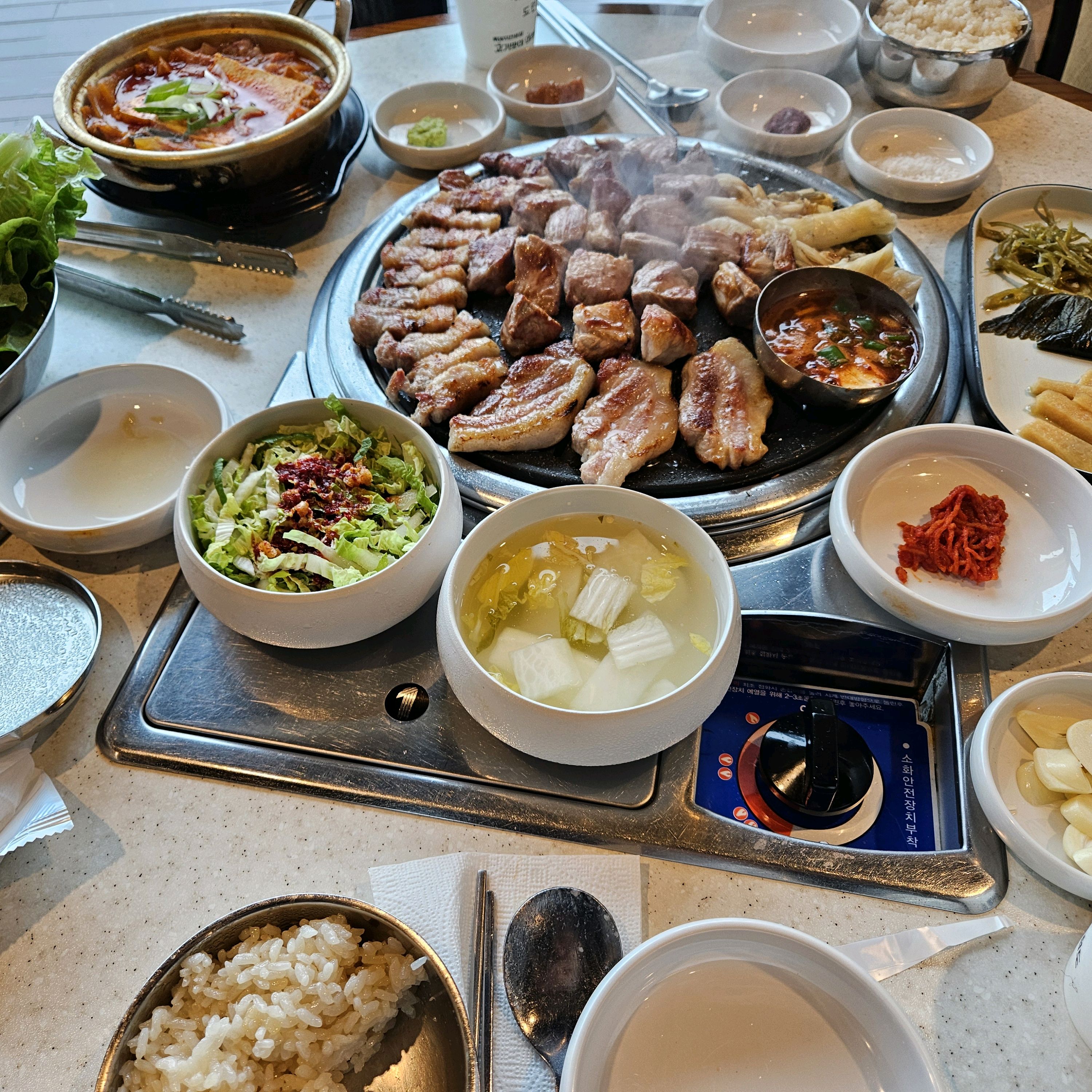 가족들과 같이 맛있게 잘 먹었습니다 - 제주 맛집 고이정 애월흑돼지 보리짚불구이