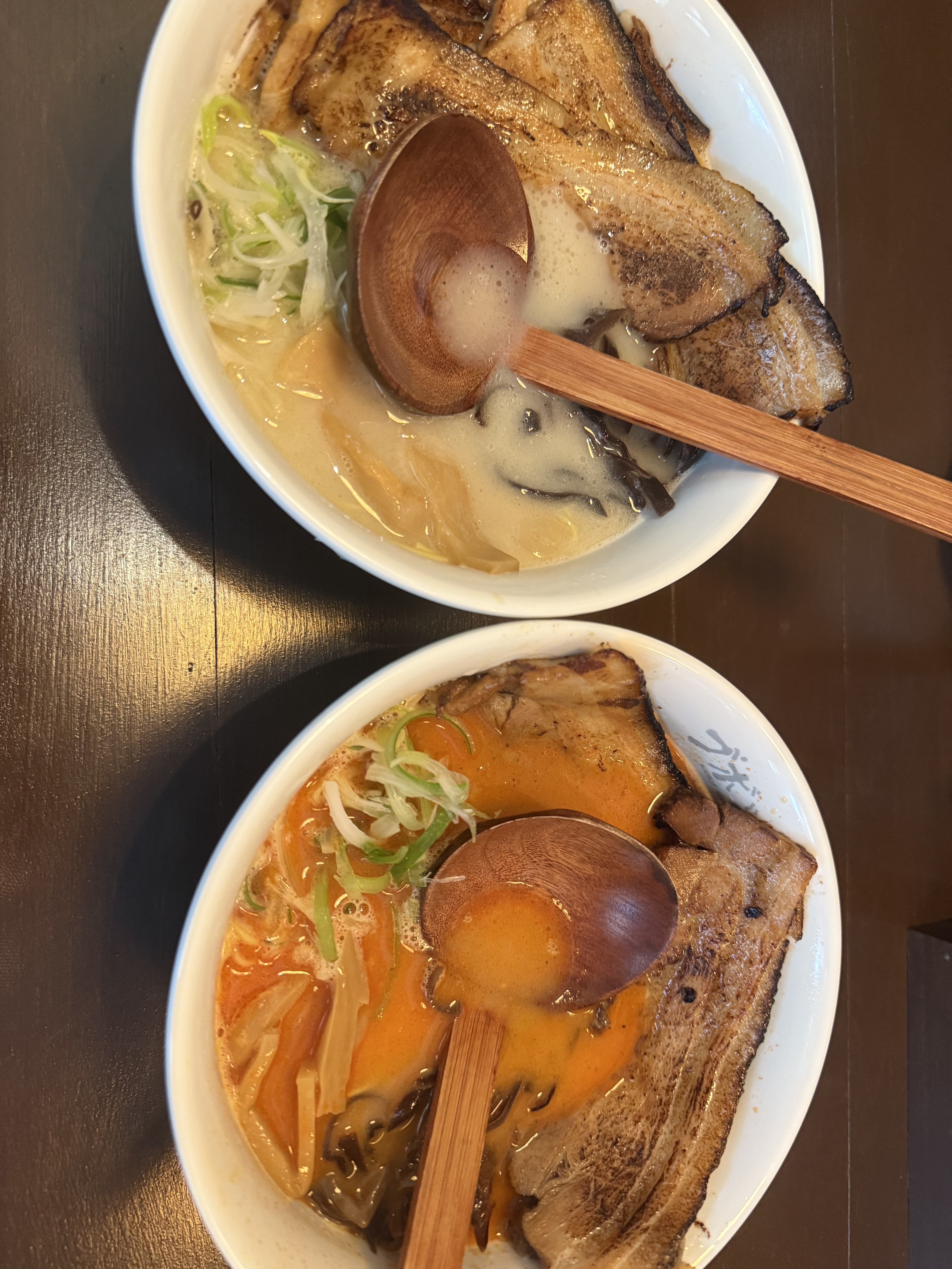 라멘 정말 맛있어요 양도 아주 많고 제가 먹어본 라멘중에 제일 맛있어요. 이치란보다 맛있다