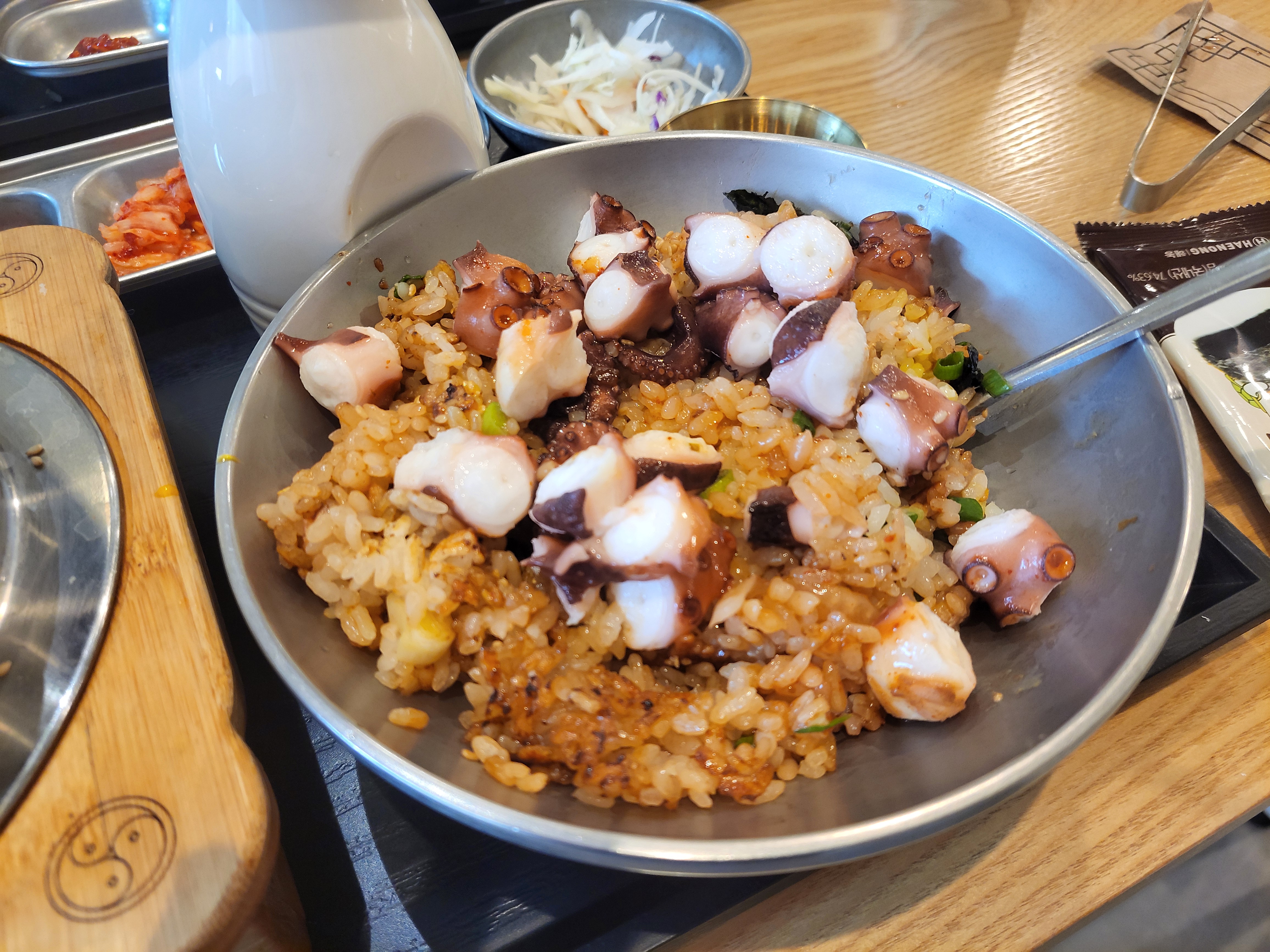 부모님과 인사동에 잠깐 들리면서 방문하게 되었는데 음식이 너무 맛있어요! 문어가 다리 3개