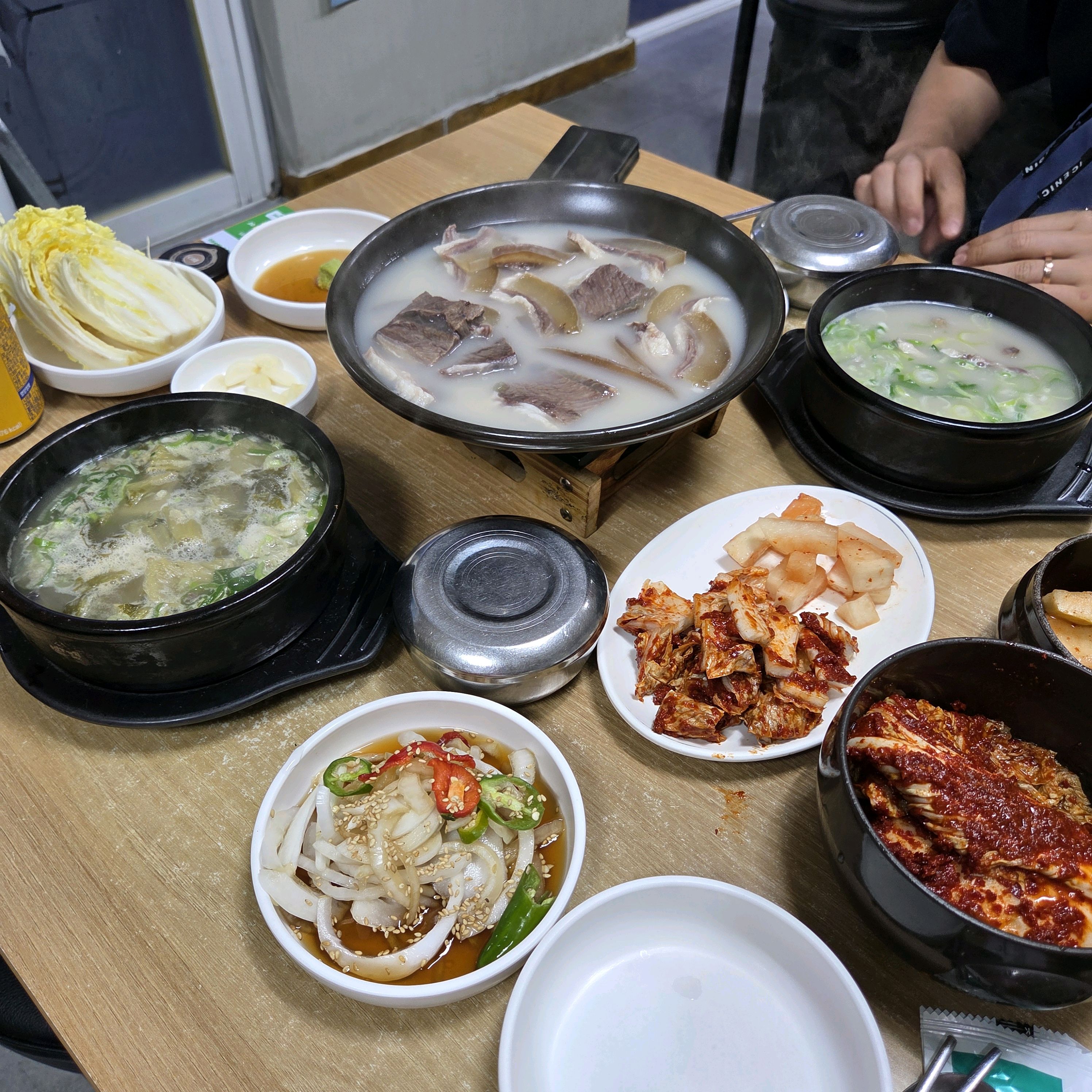 선화동 실비김치 워낙 유명해서 궁금했는데 김치의 매운맛에 스트레스 빠이에요👍 곰탕도 맛있지