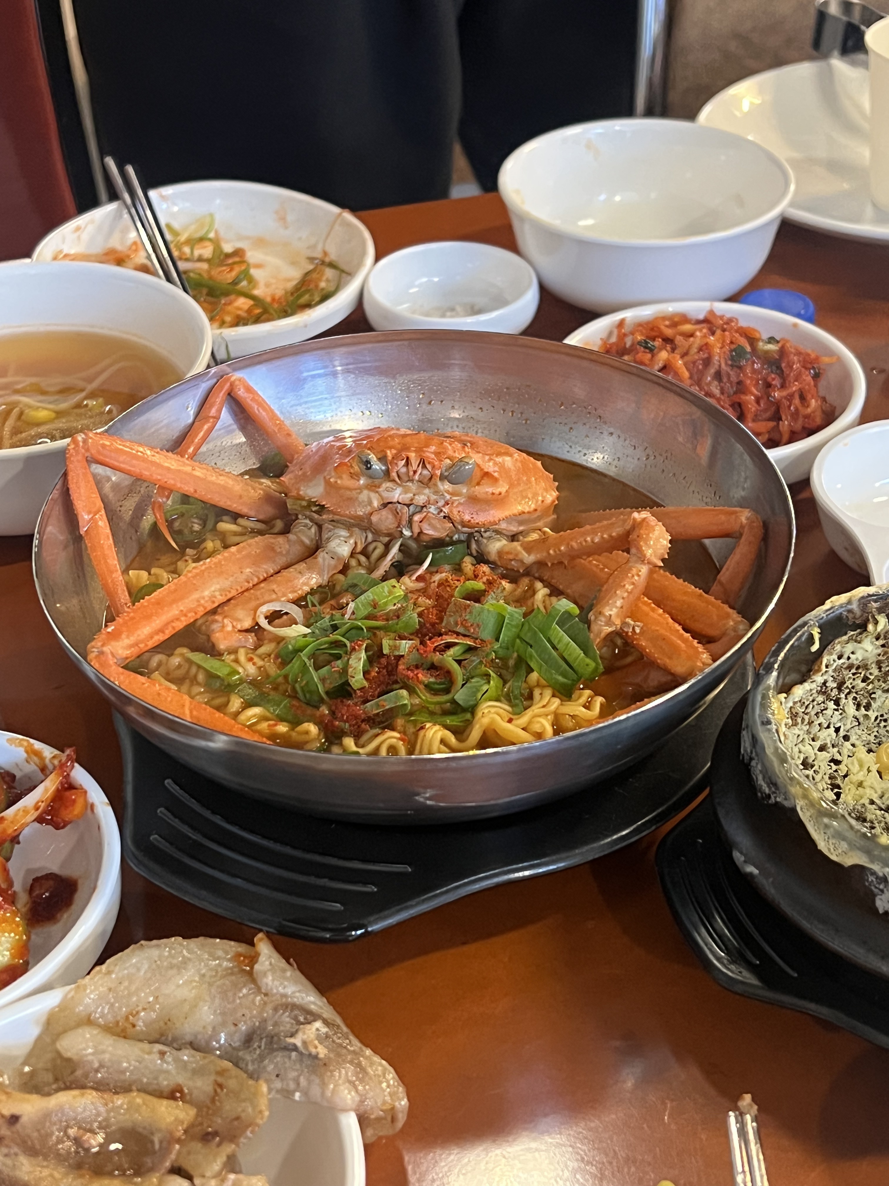 여기 진짜 맛도리에요ㅜㅜ 서비스도 계란찜도 주시고 홍게 한 마리가 통으로 들어가있는데 오천