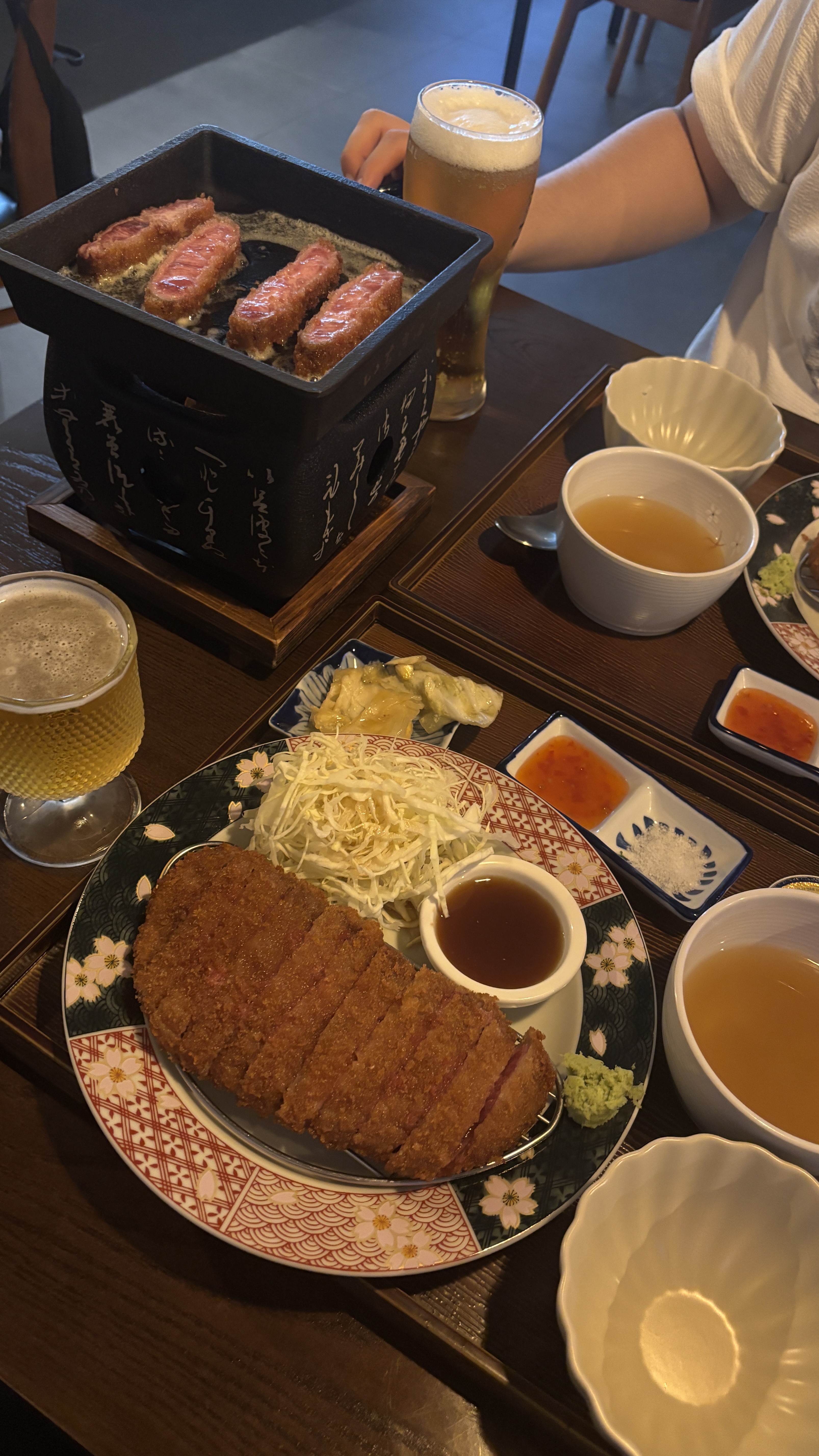 데이트하기 딱 좋은 곳이에요 분위기가 일단 너무 좋아요 !!! 규카츠도 진짜 맛있고요 !